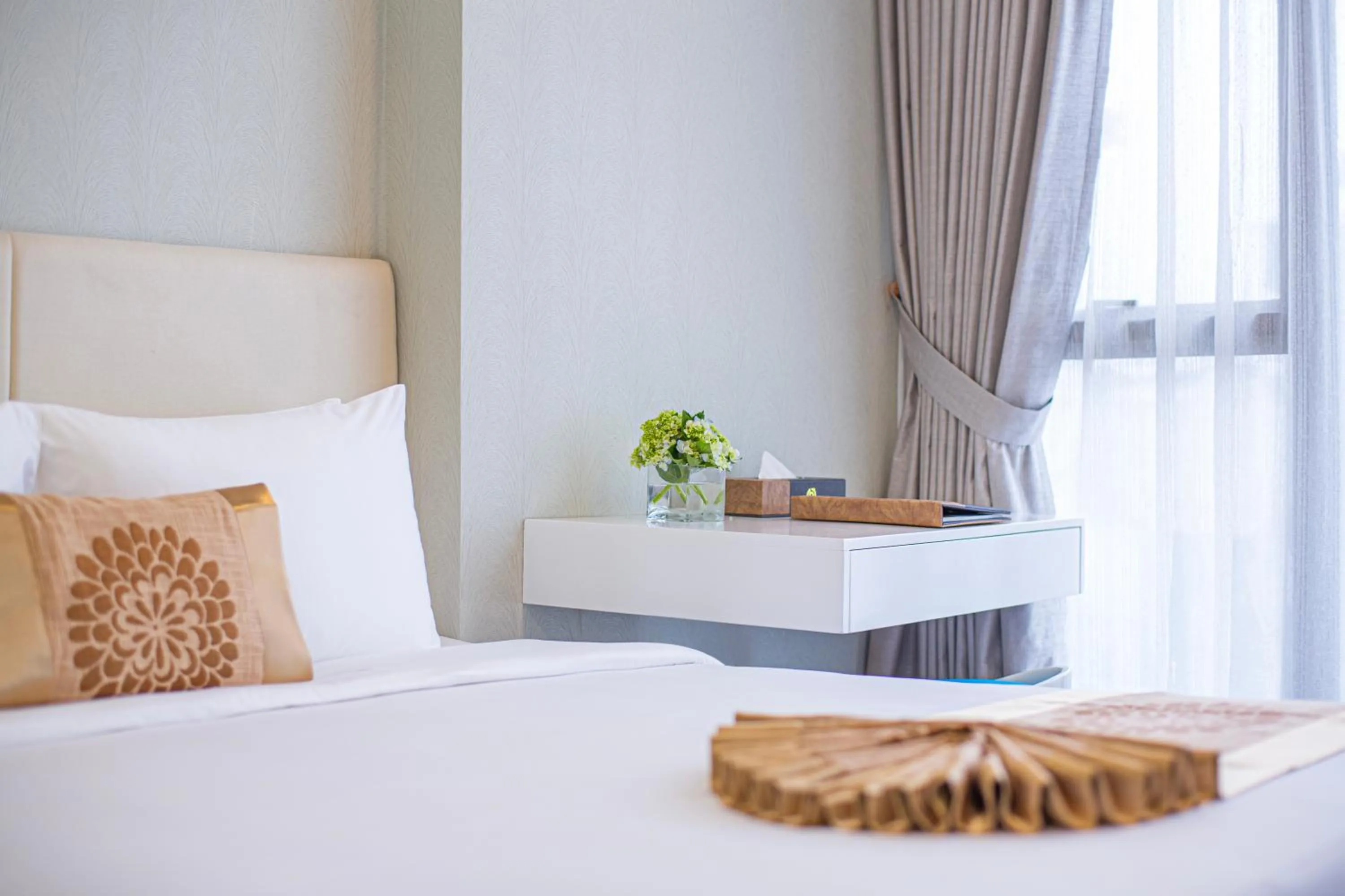 Bed in Bridge Lakeside Room For Rent Hanoi