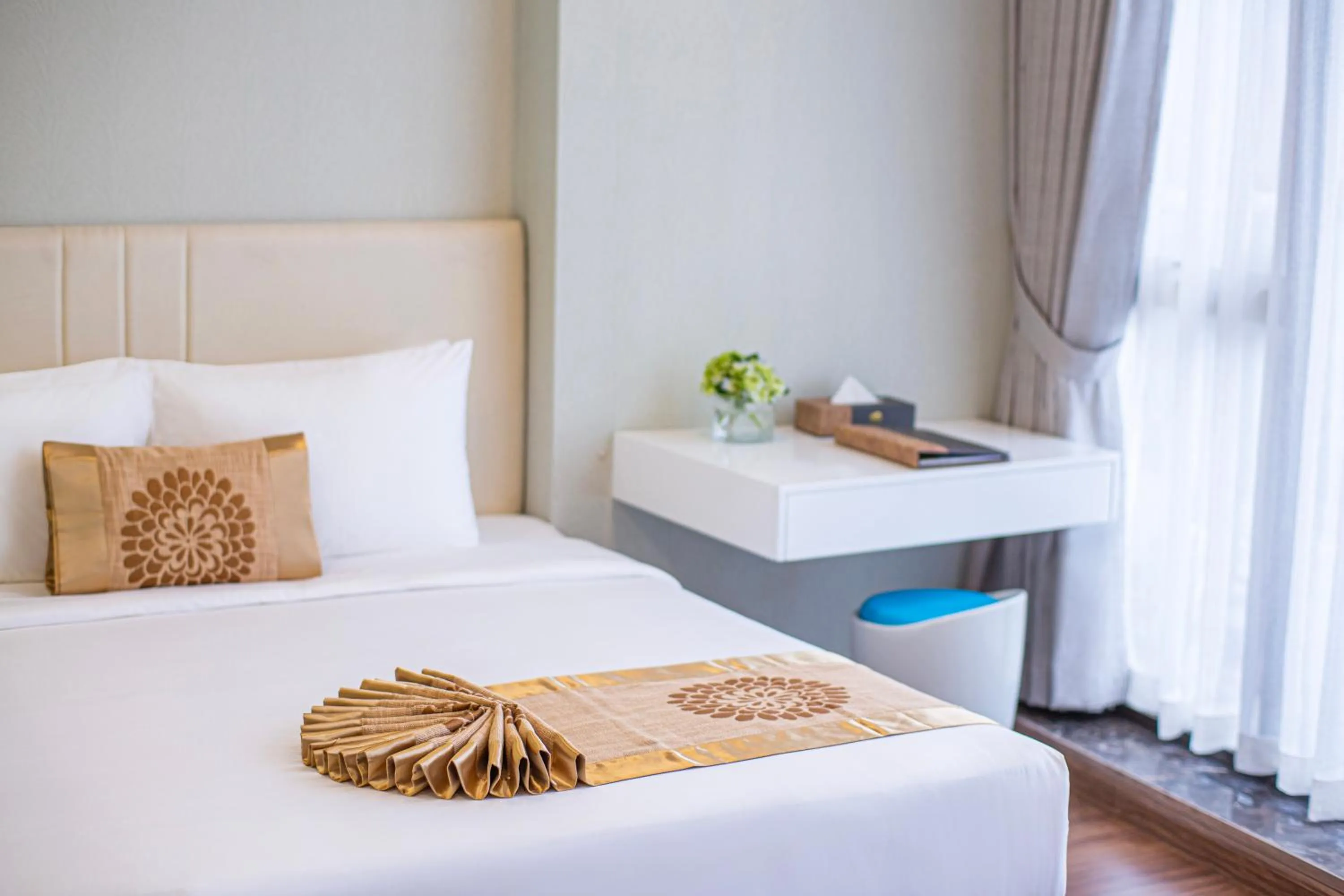 Bed in Bridge Lakeside Room For Rent Hanoi