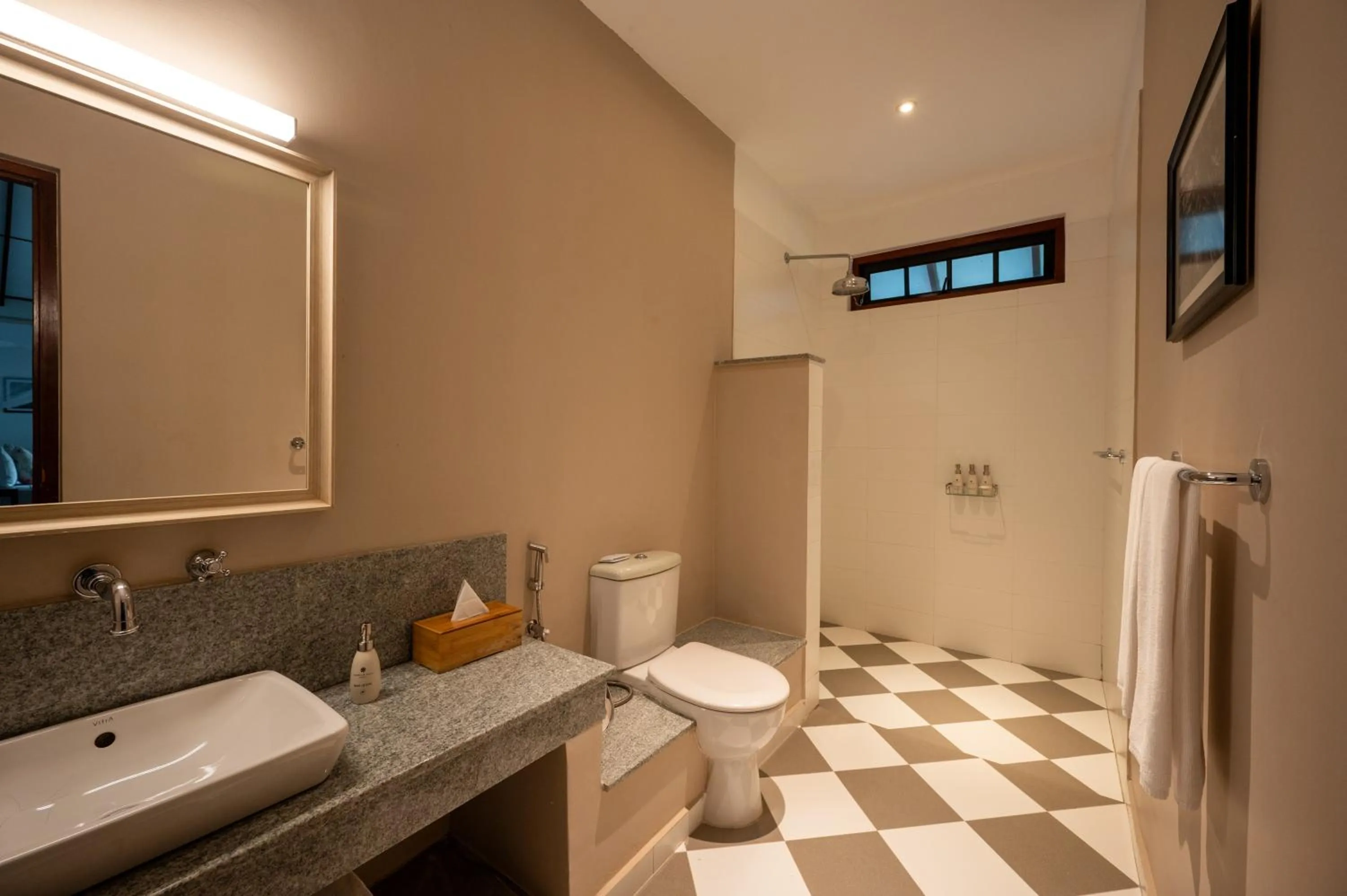 Shower in Camellia Hills