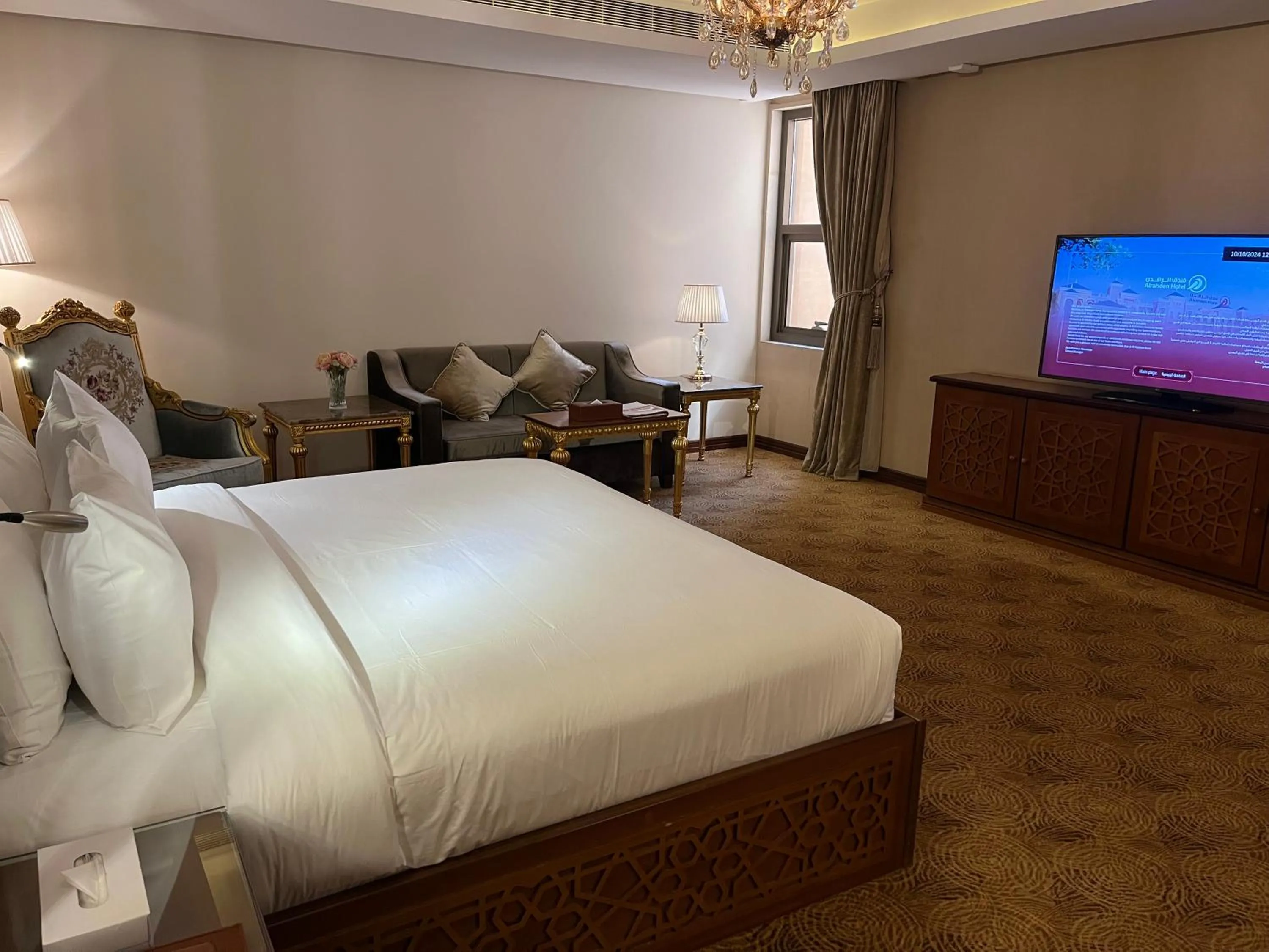 Communal lounge/ TV room, Bed in Al Rahden Hotel