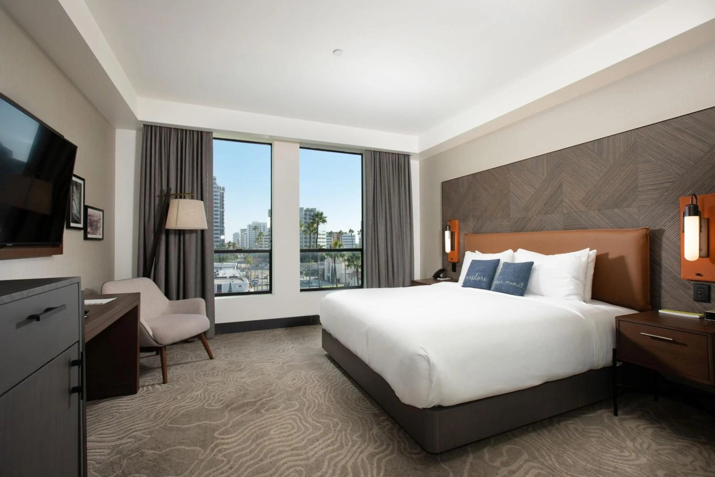 Photo of the whole room, Bed in The Glenmark, Glendale, a Tribute Portfolio Hotel