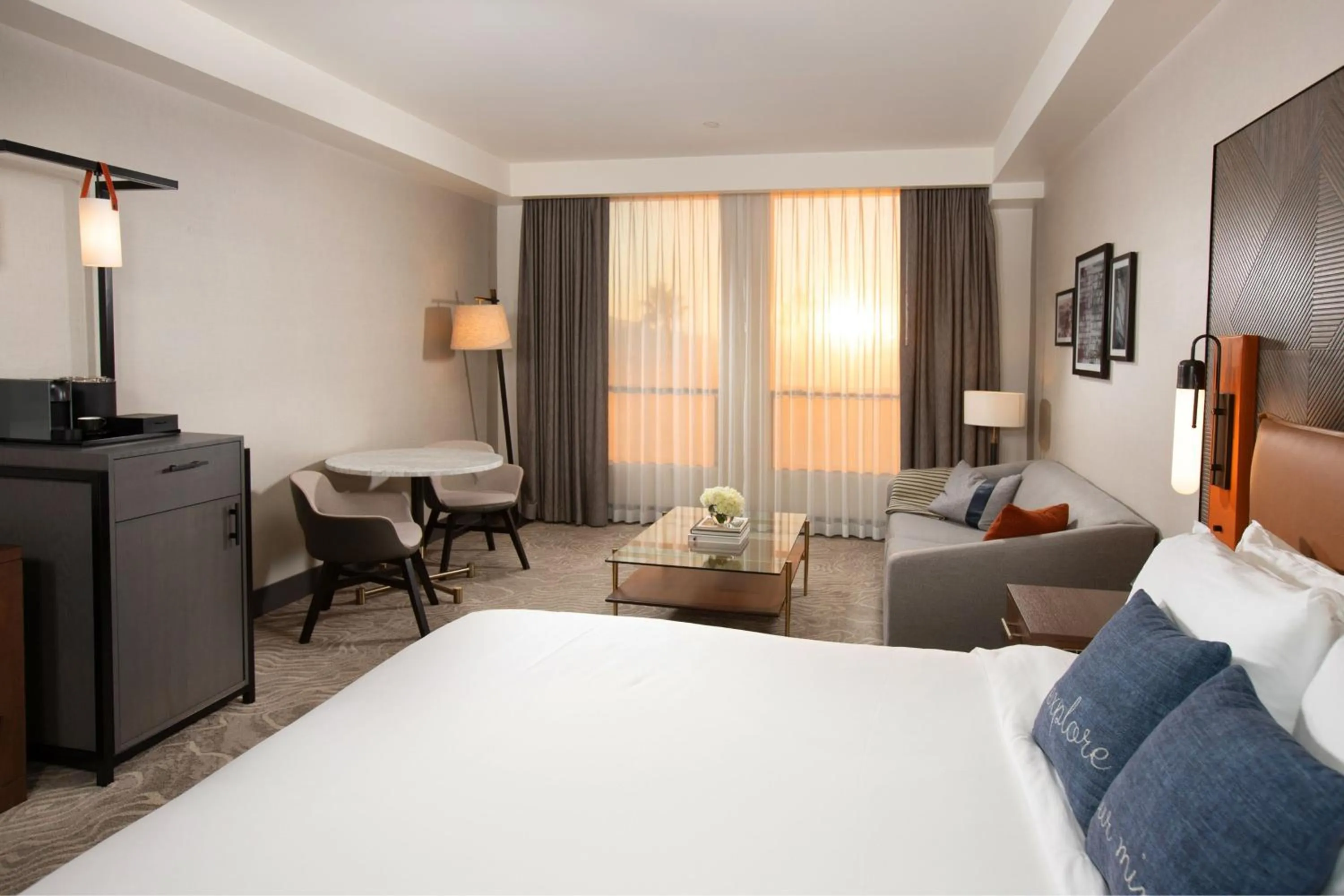 Photo of the whole room, Bed in The Glenmark, Glendale, a Tribute Portfolio Hotel