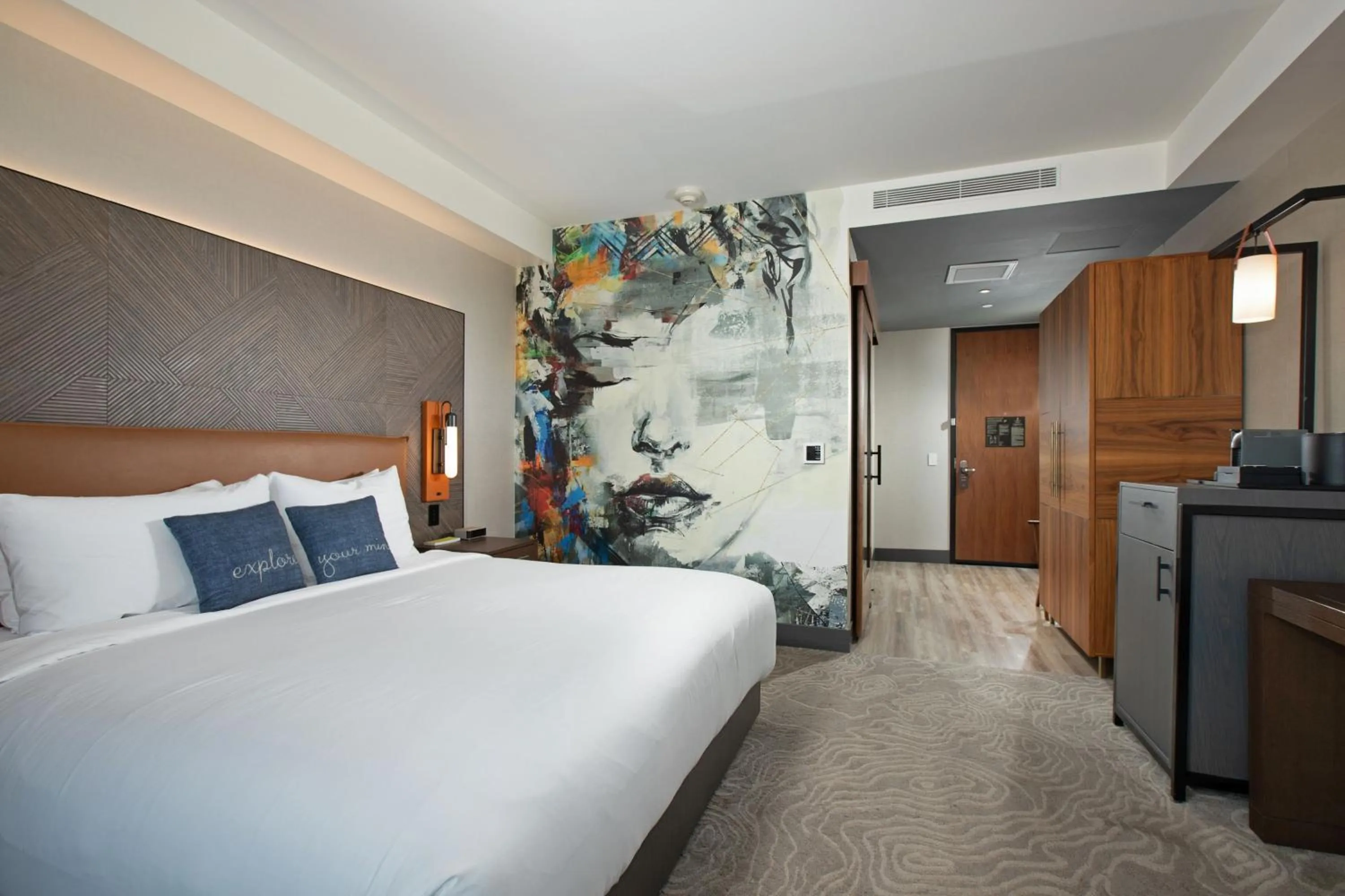 Photo of the whole room, Bed in The Glenmark, Glendale, a Tribute Portfolio Hotel