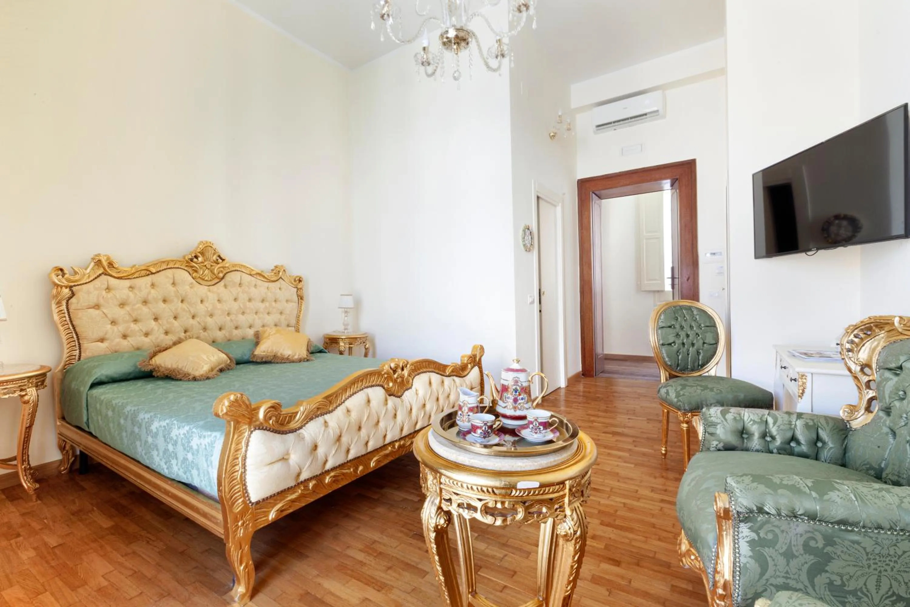 TV and multimedia, Bed in Relais Antica Napoli