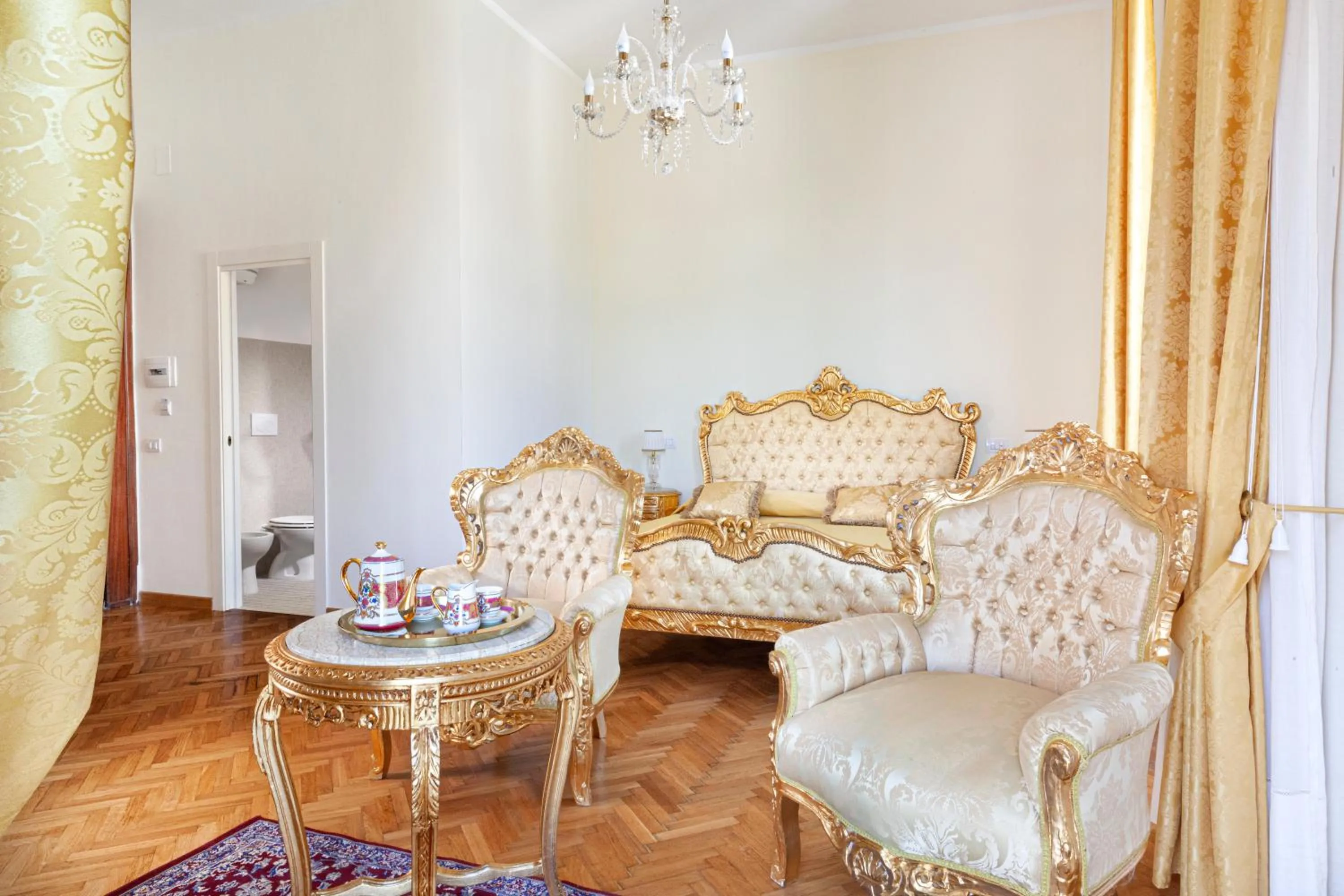 Photo of the whole room in Relais Antica Napoli