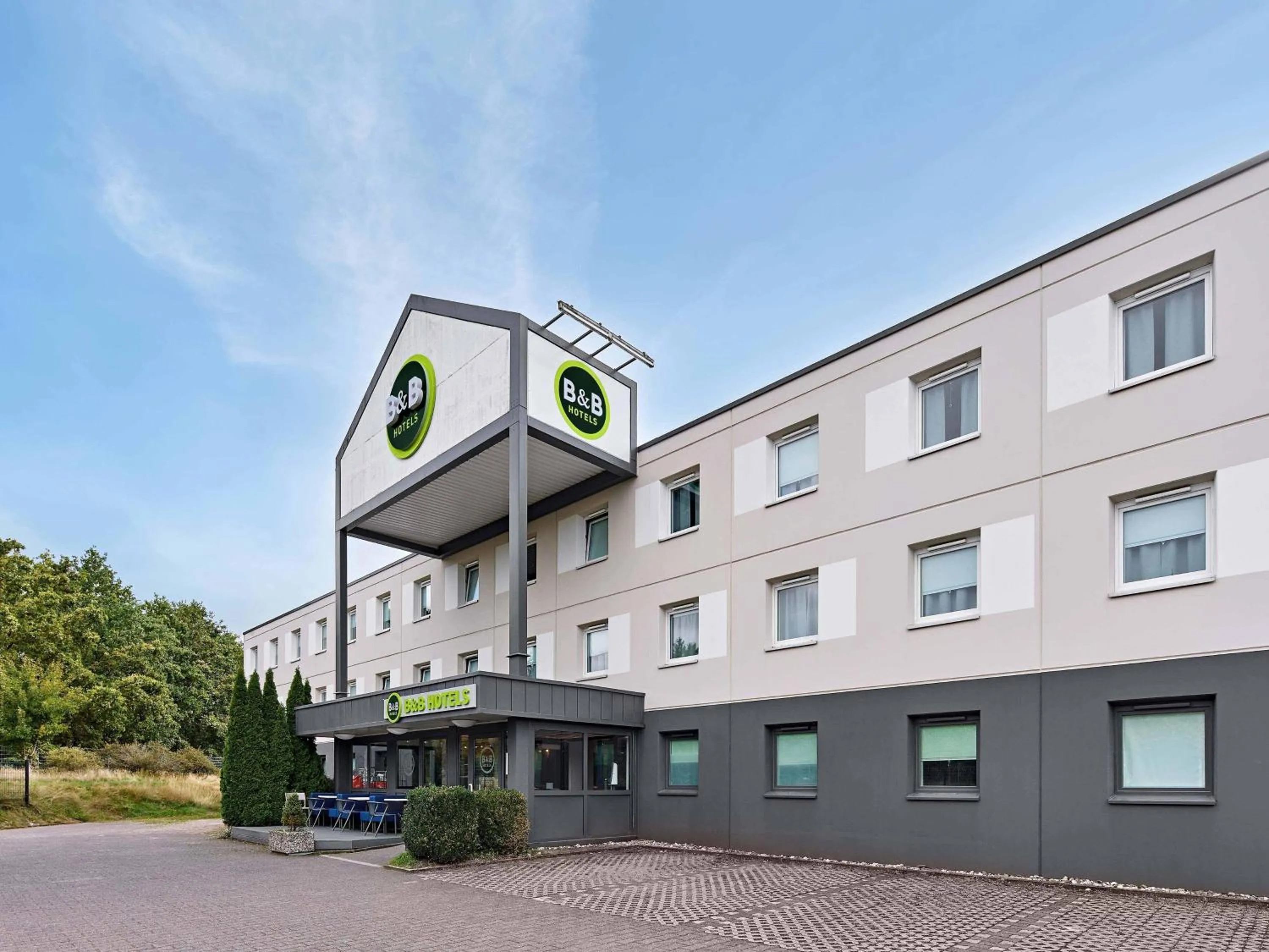 Property building in B&B HOTEL Köln-Porz