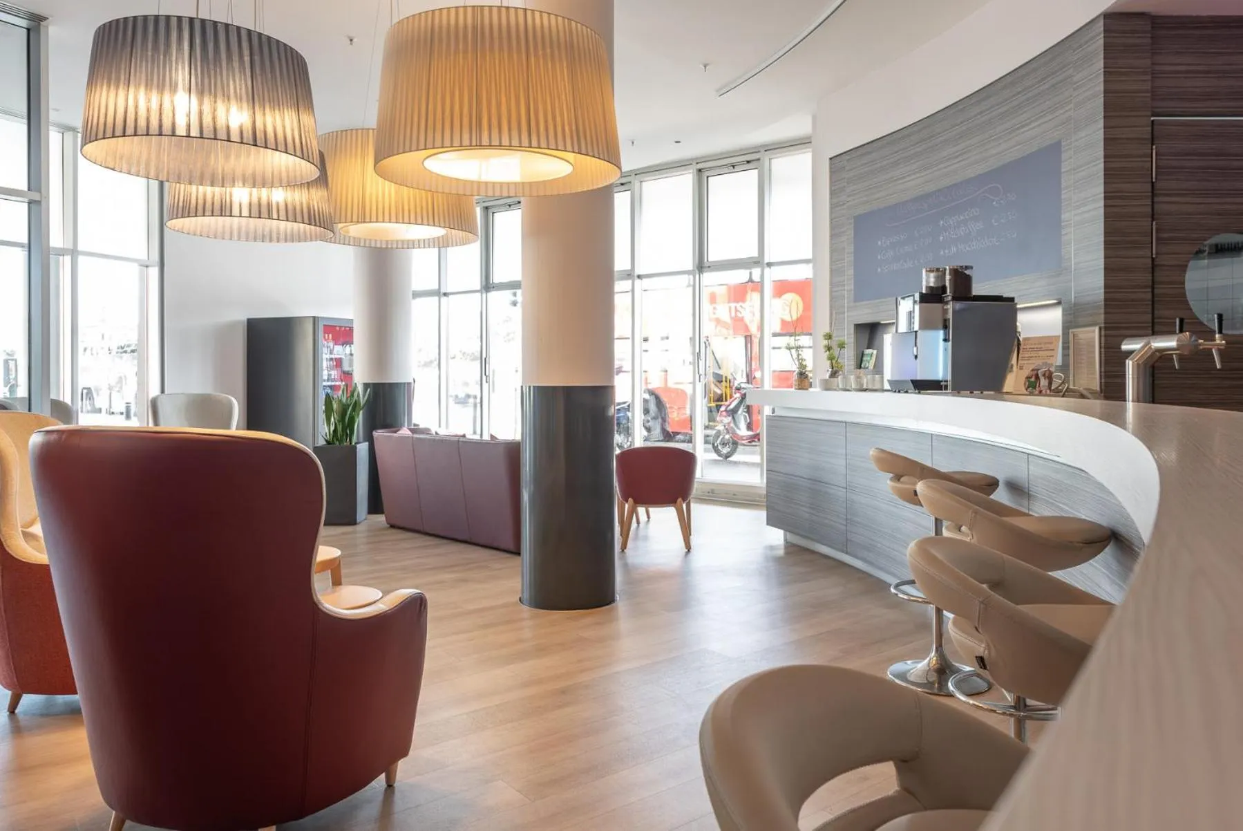 Lounge or bar in IntercityHotel Kiel