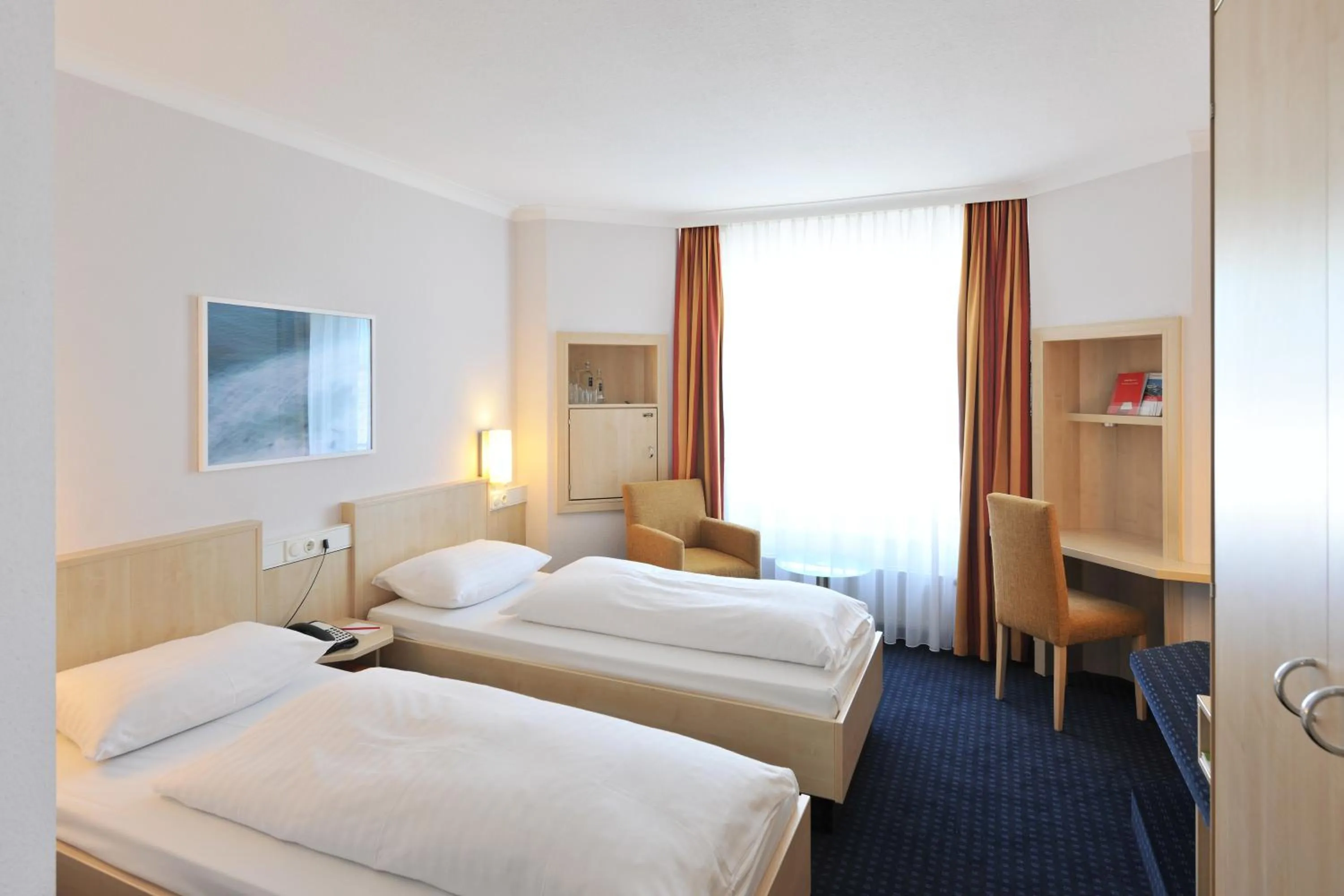City view, Bed in IntercityHotel Kiel