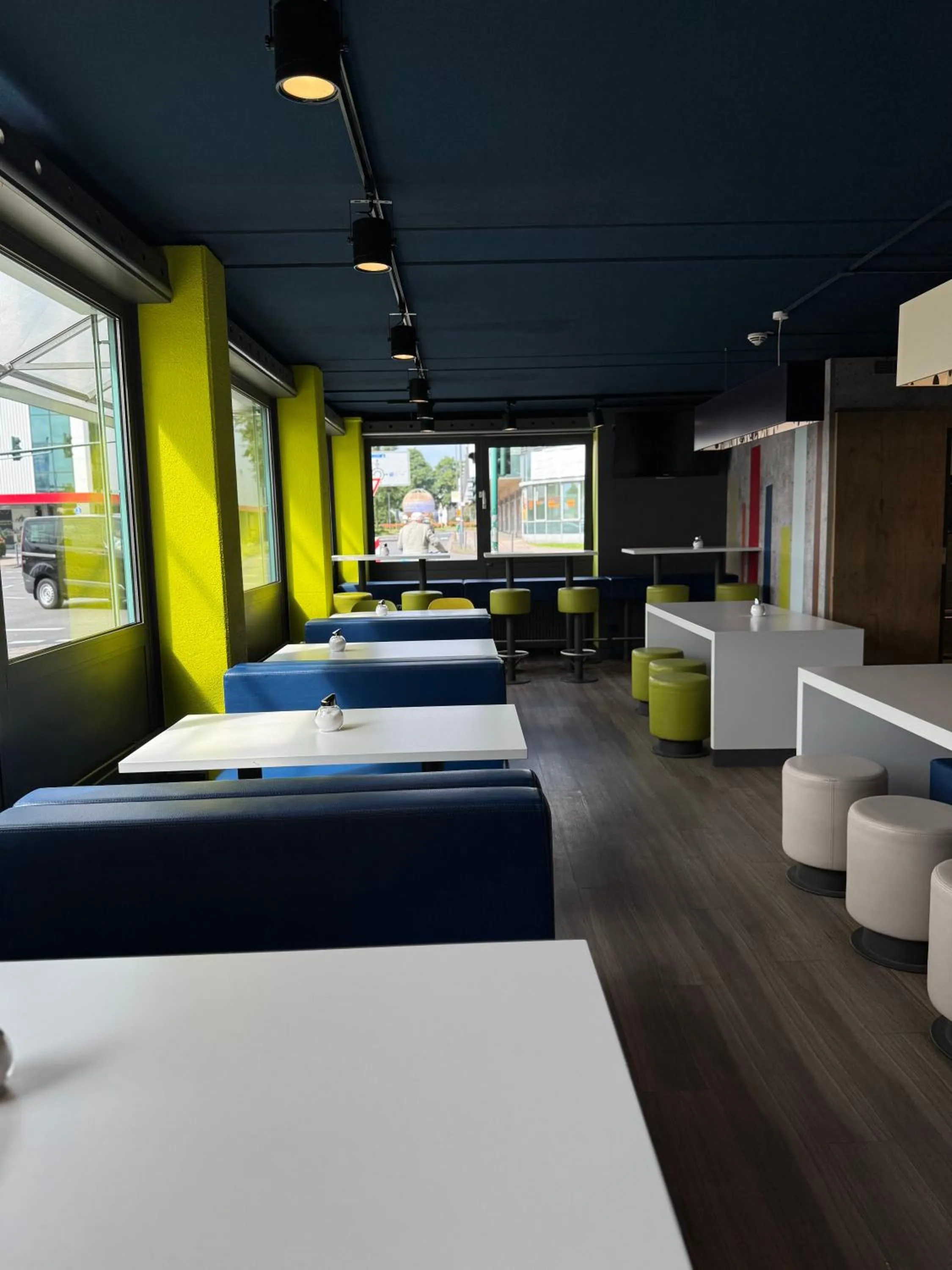 Lounge or bar, Bed in Hotel Stay Inn Köln Leverkusen City