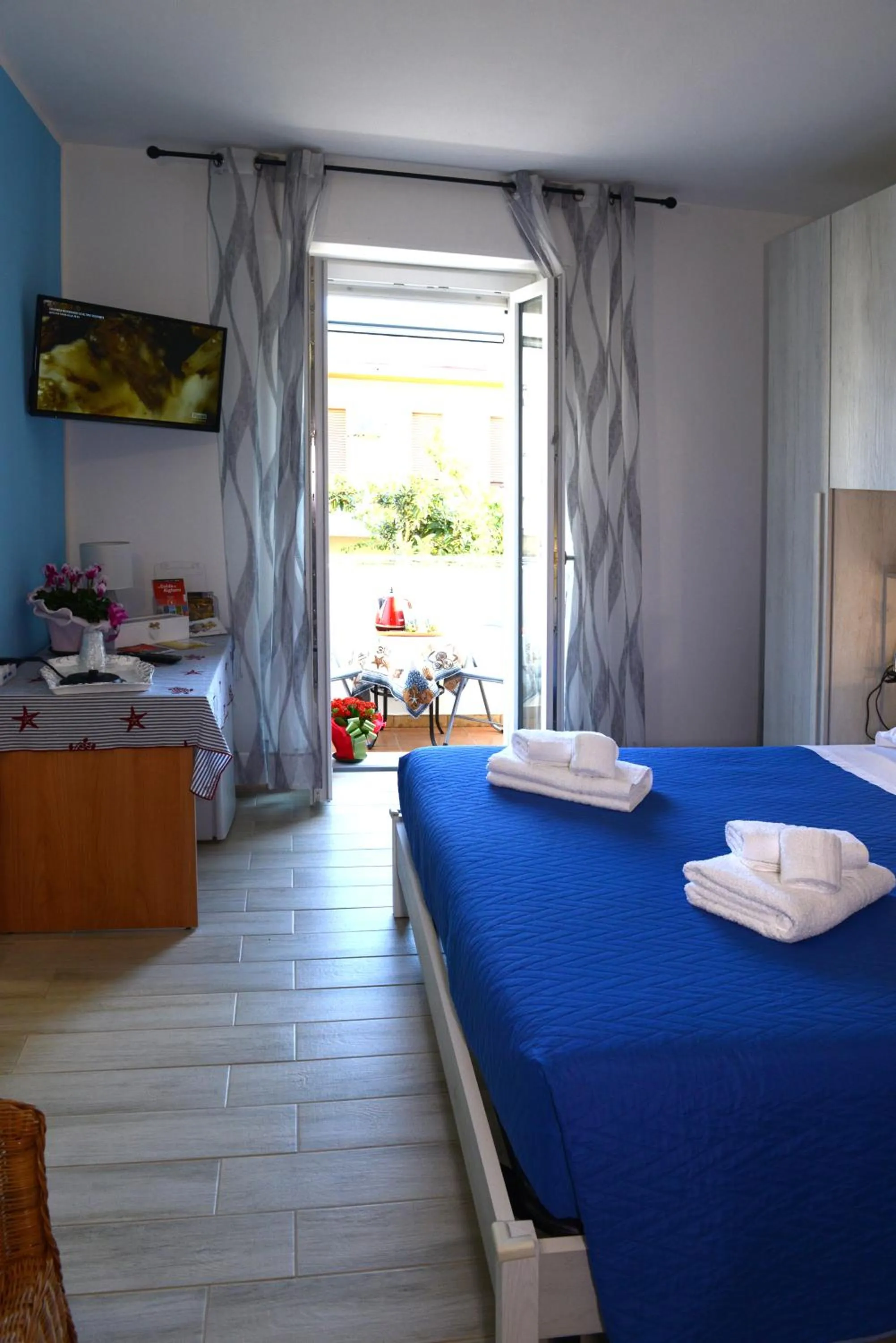 Photo of the whole room in B&B LaMarina