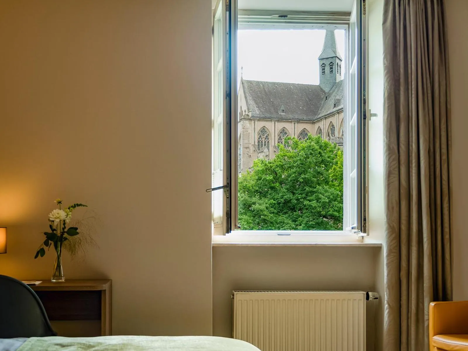 Garden view, Bed in Romantik Hotel-Restaurant Altenberger Hof