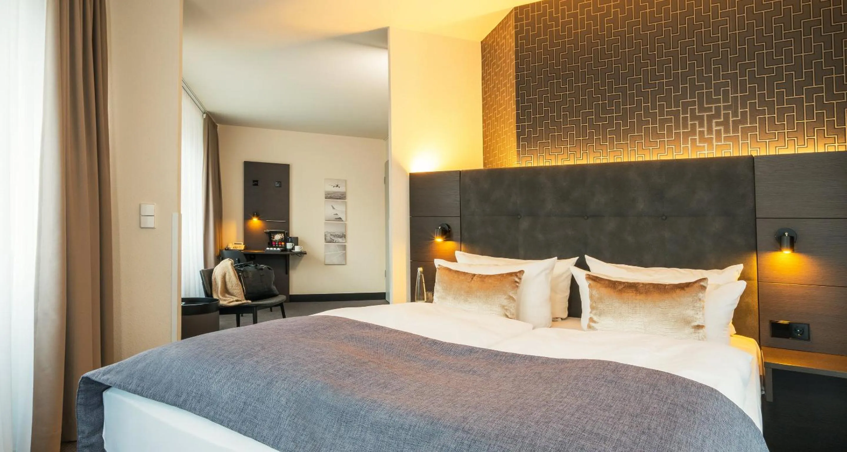 Bed in Victor's Residenz-Hotel Berlin Tegel