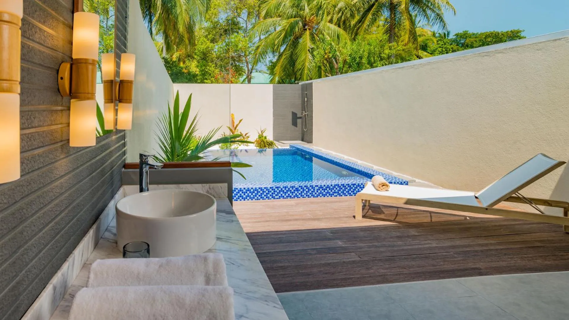 Swimming pool in Fiyavalhu Resort Maldives