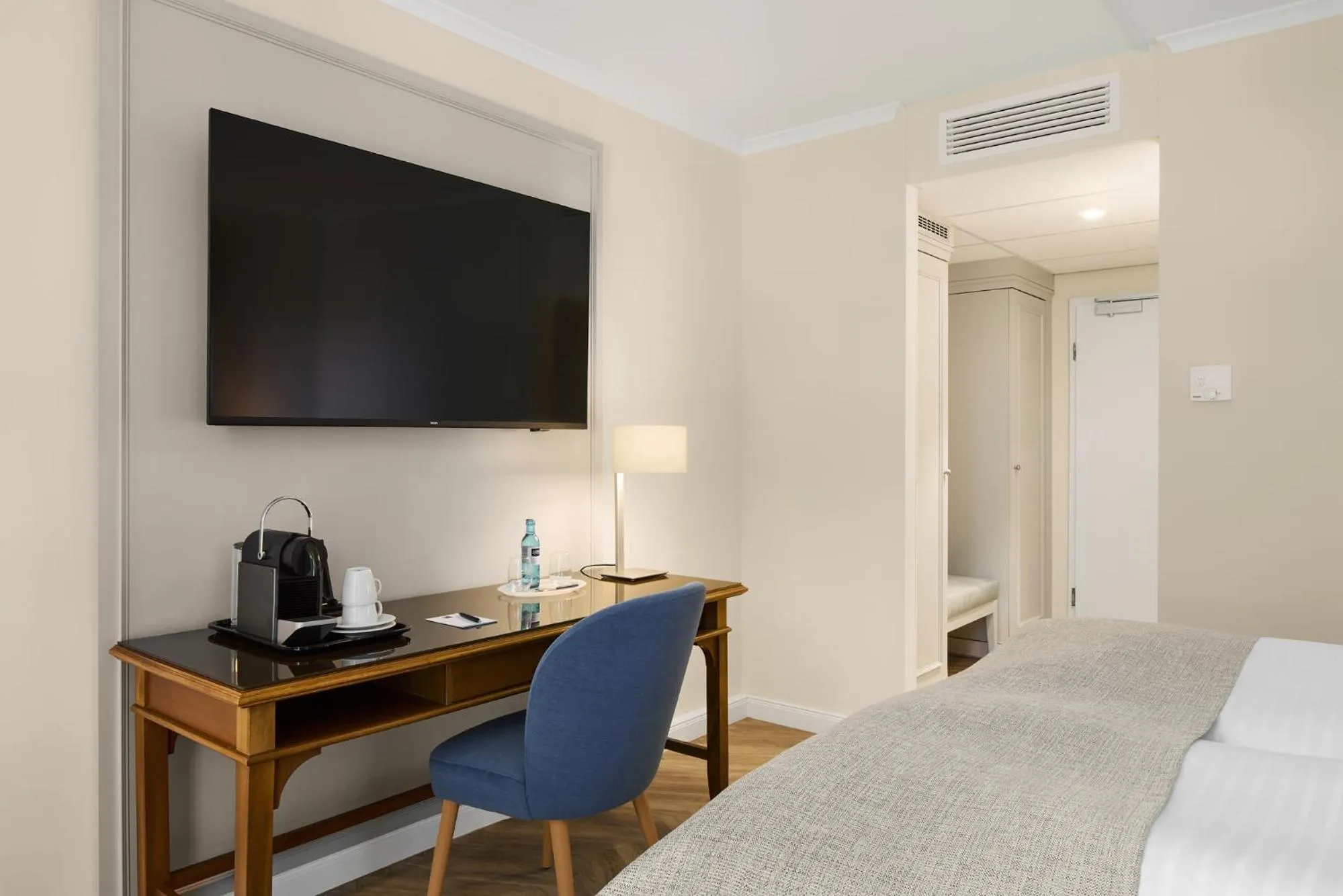 TV and multimedia, Bed in Dorint Parkhotel Meißen