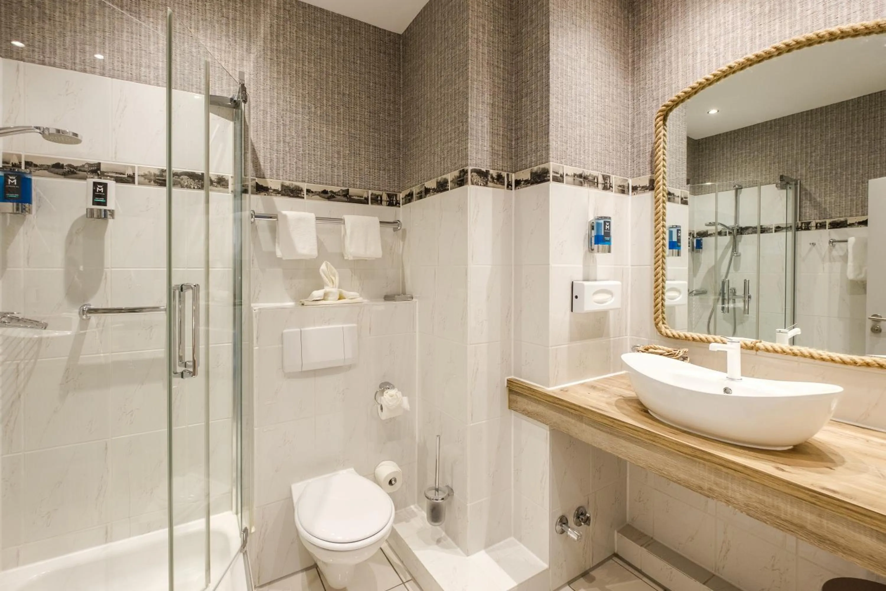 Bathroom in Das 53°Hotel