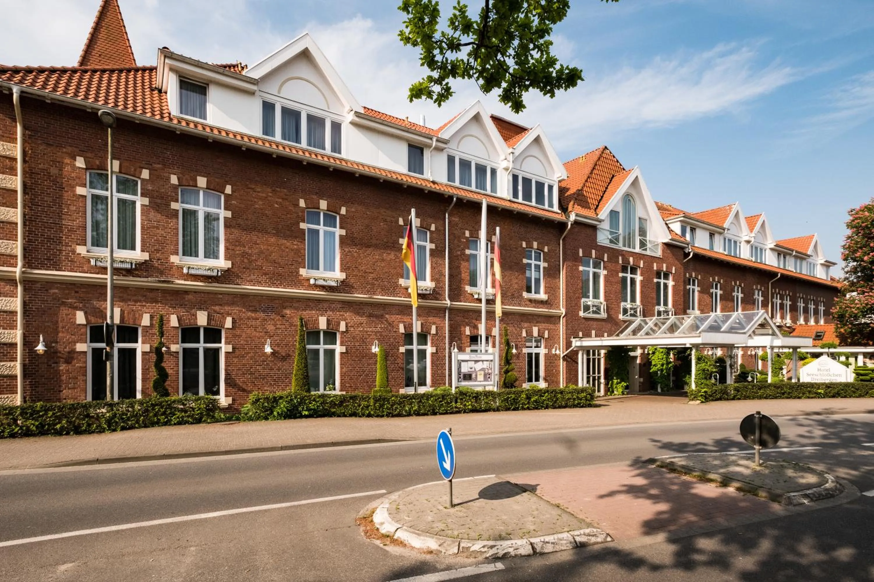 Facade/entrance in Das 53°Hotel