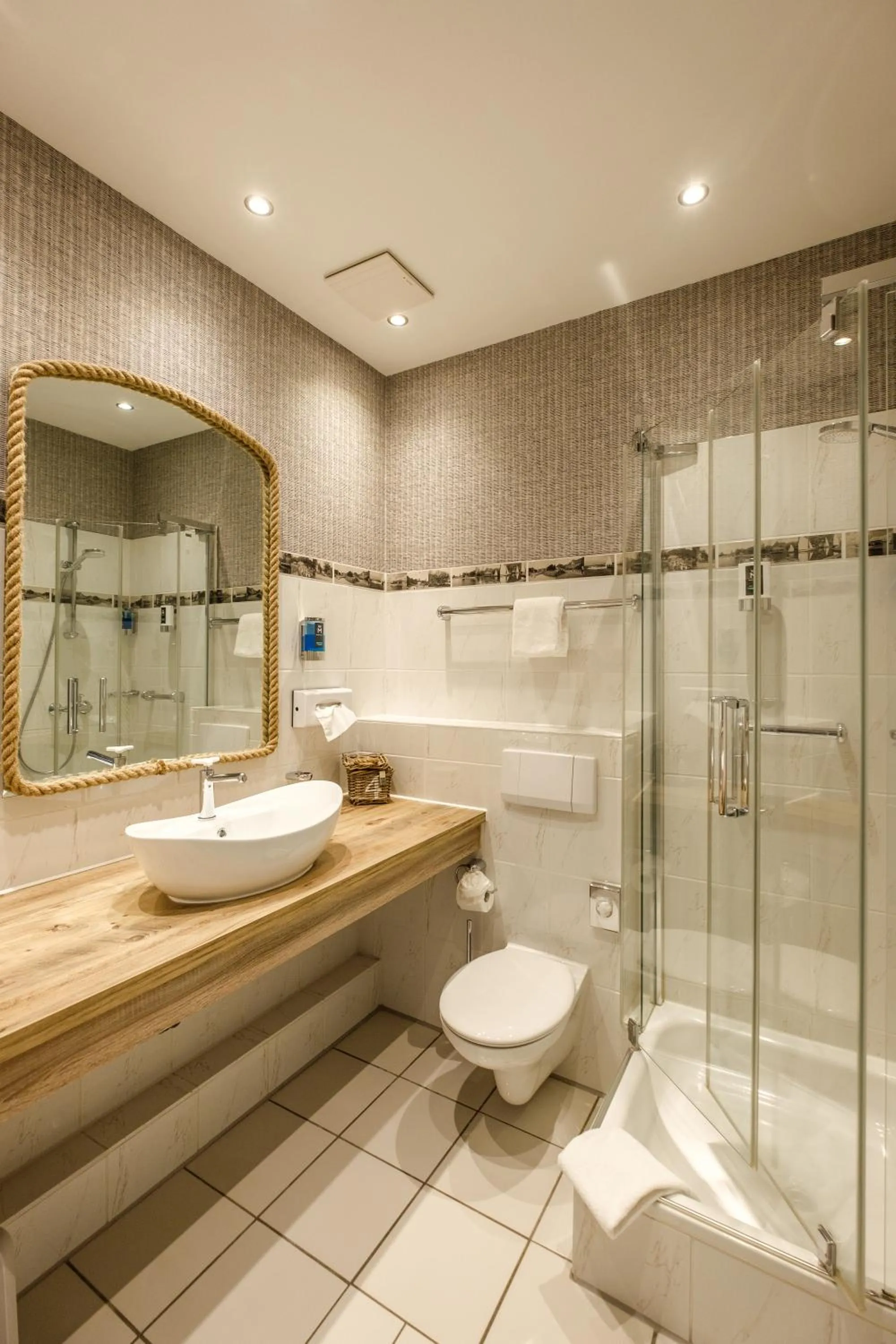 Shower in Das 53°Hotel