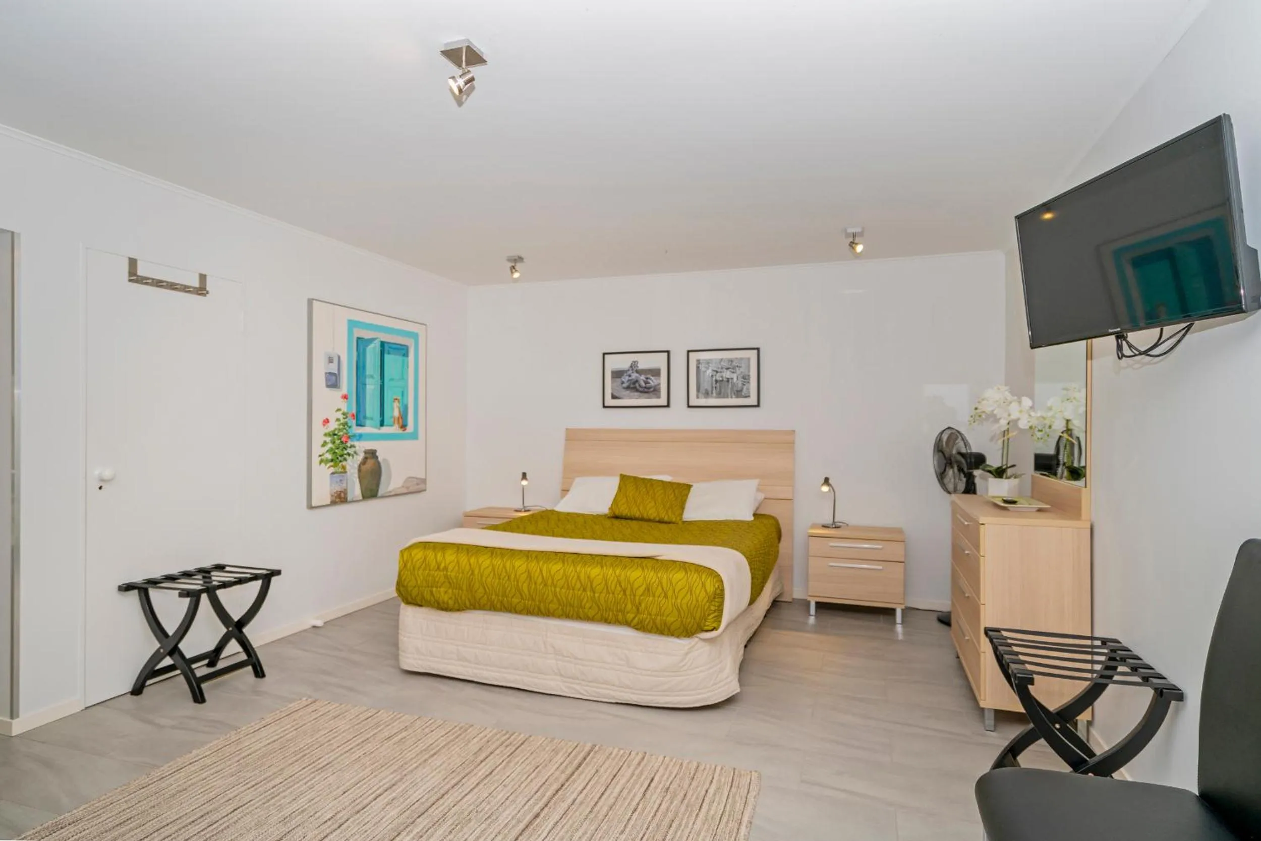 Bedroom, Bed in Anglers Lodge