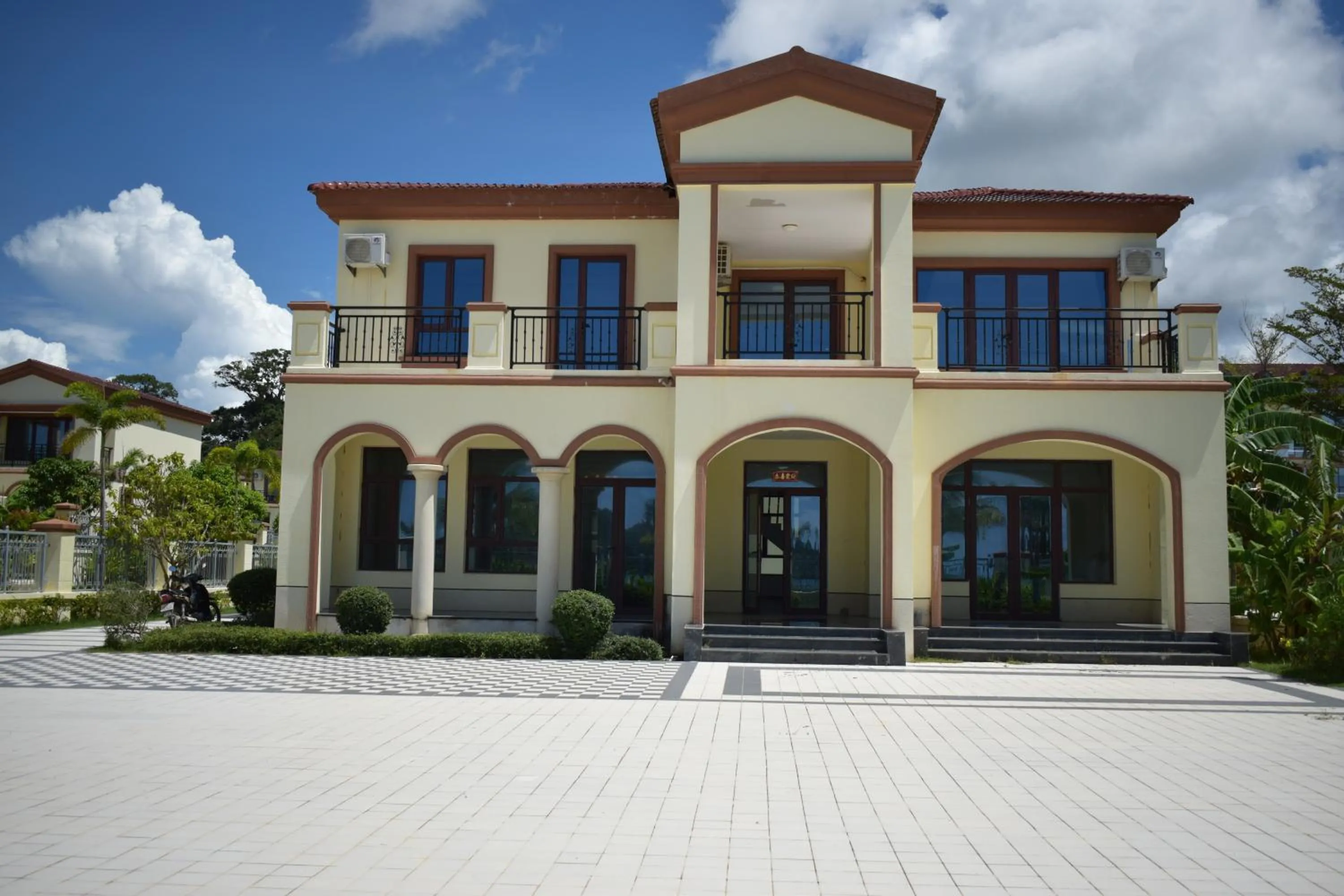 Property building in Sealong Bay ZhongQi Conifer Hotel 海龙湾中启康年酒店