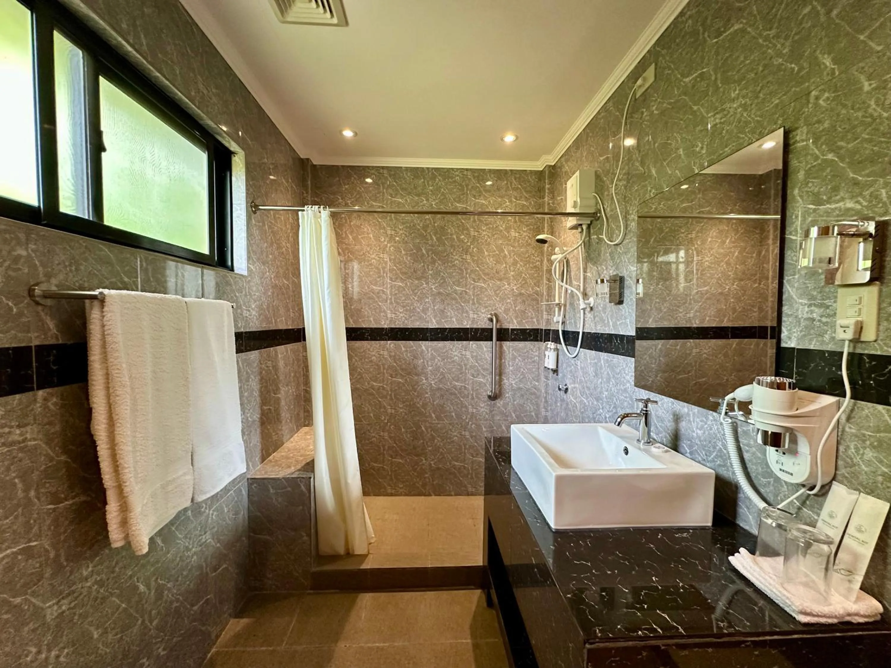 Public Bath in Strutz Art Garden Resort