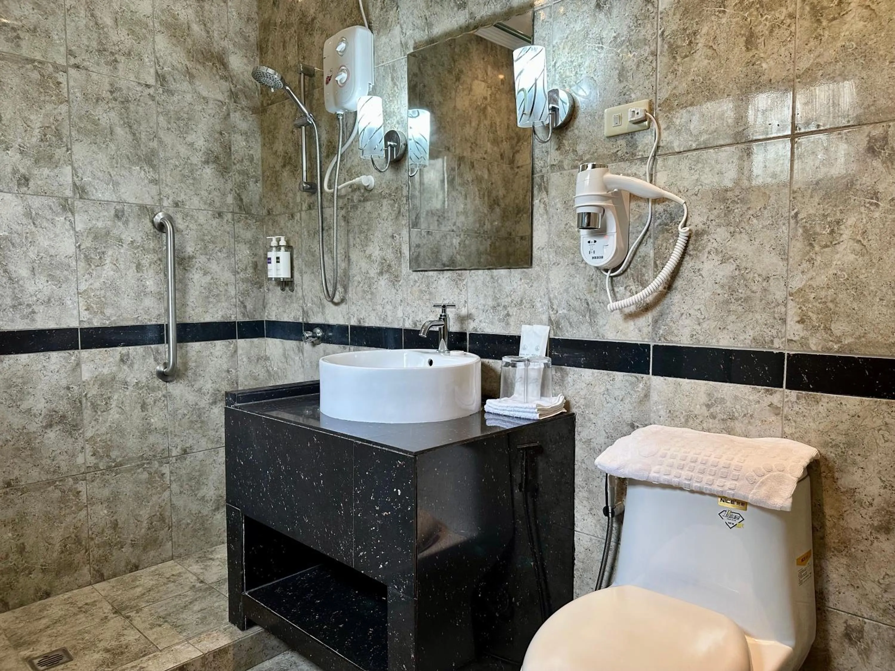 Shower in Strutz Art Garden Resort