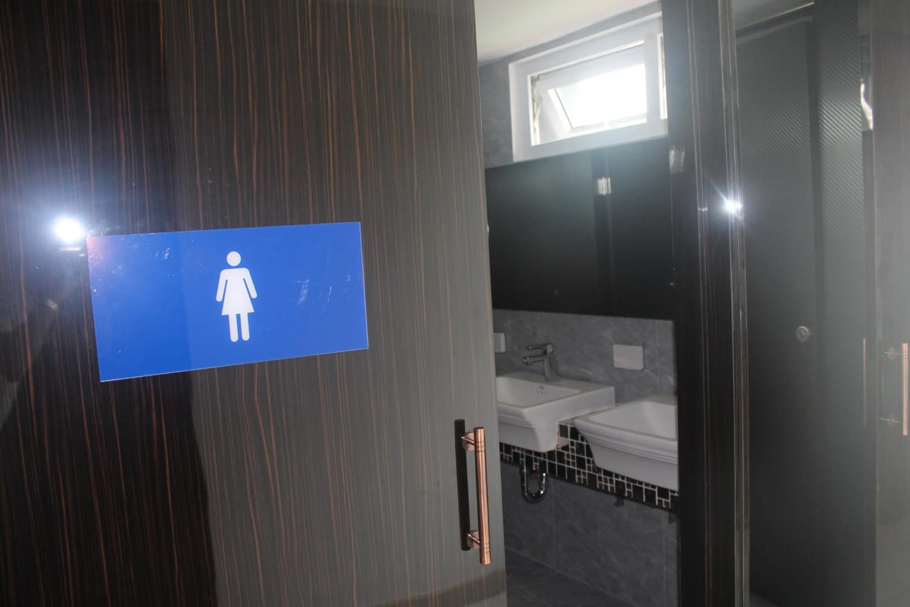 Toilet in H-District Boutique Poshotel