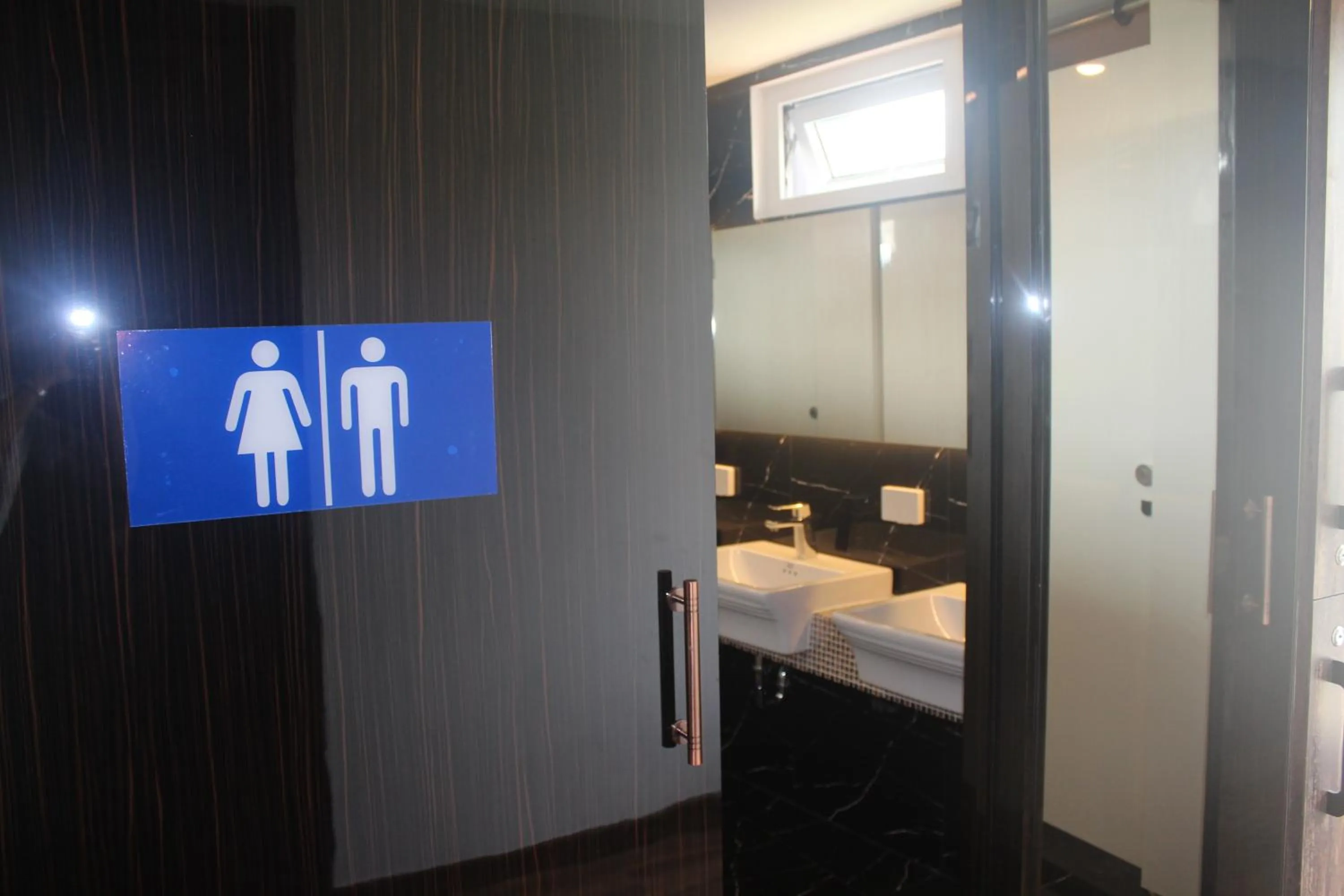 Toilet in H-District Boutique Poshotel