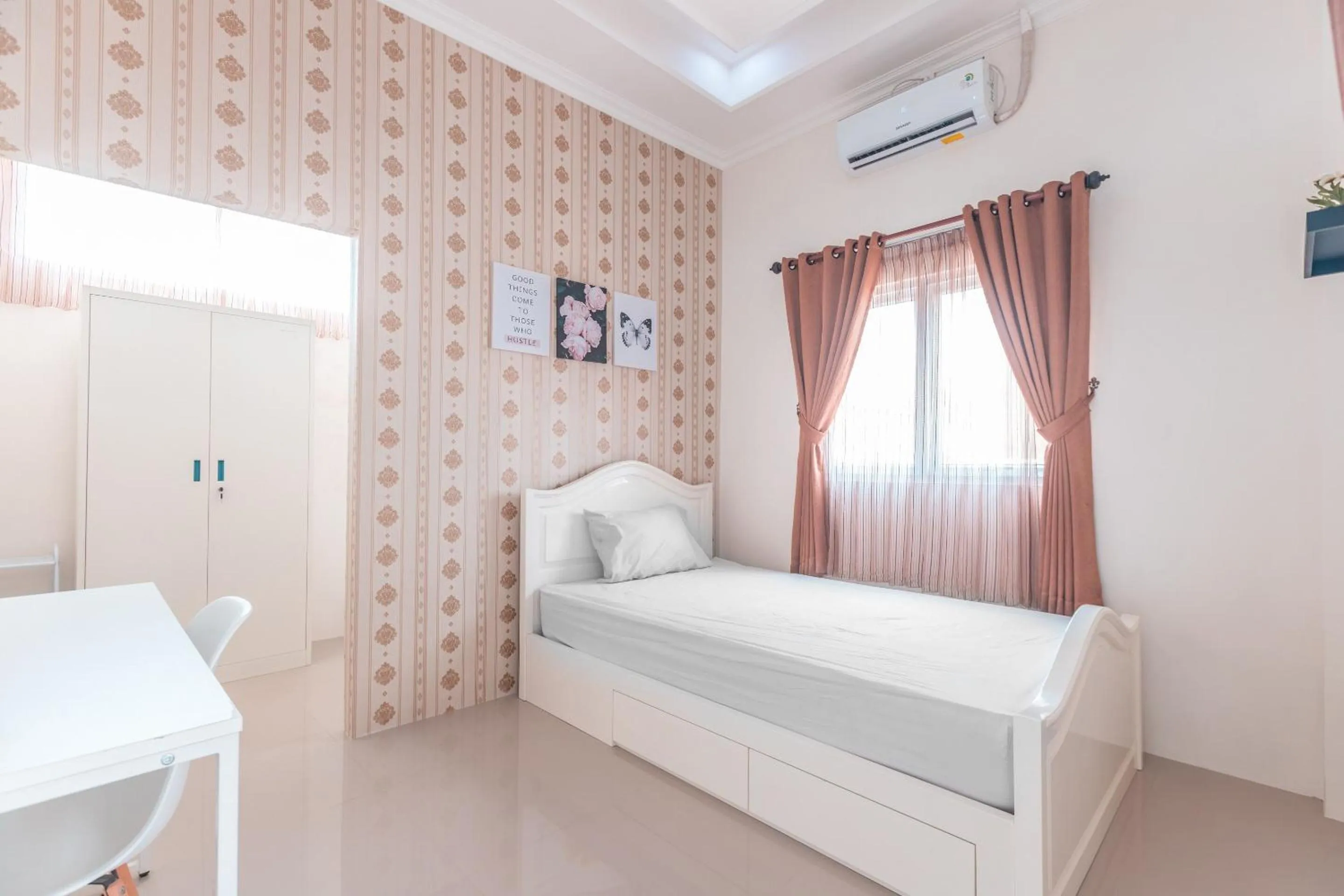 Bedroom, Bed in OYO Life 2658 Kost Rasyamada
