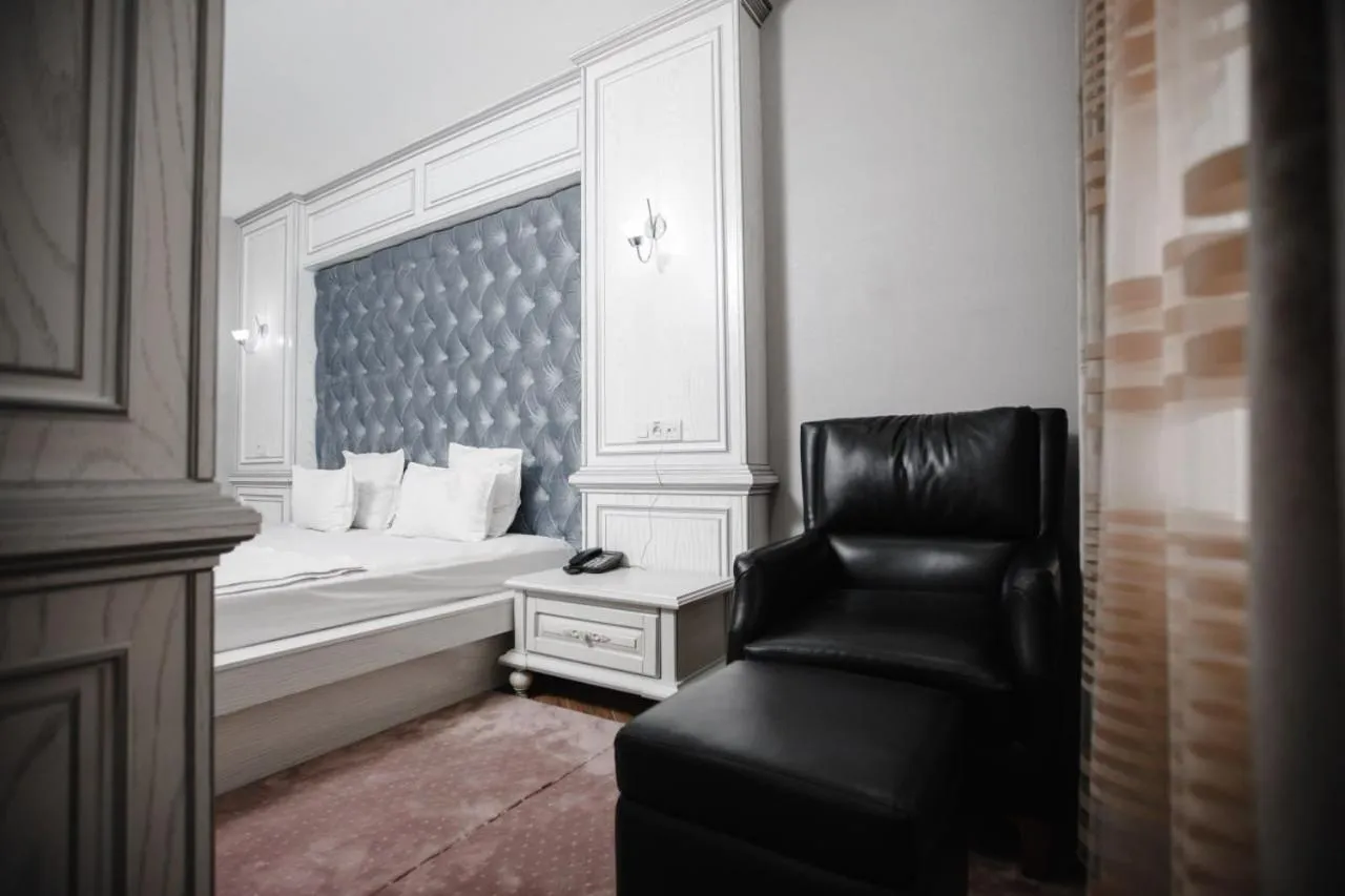 Shower in Shedevr Plaza