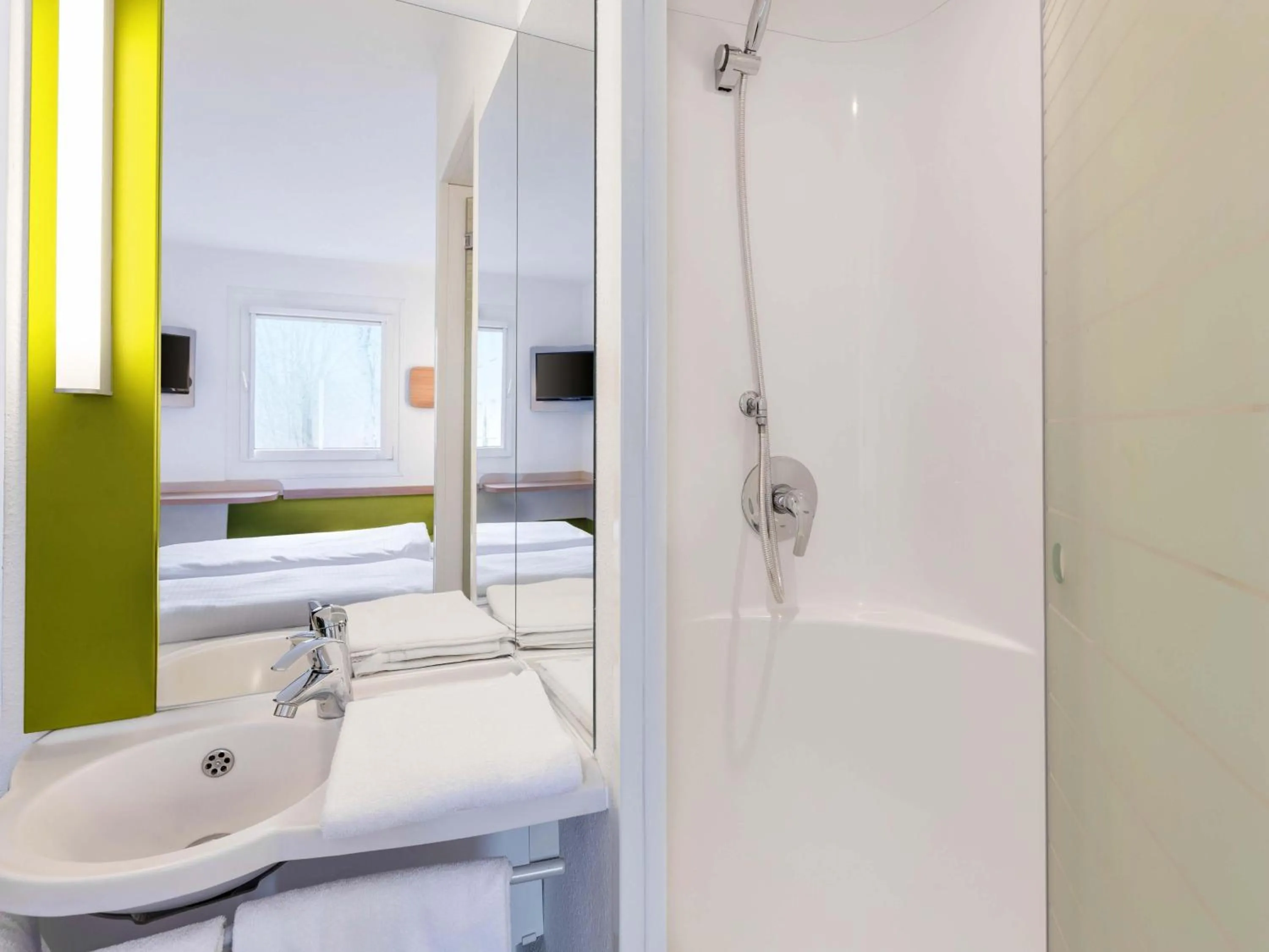 Toilet, Bed in B&B HOTEL Mainz-Süd