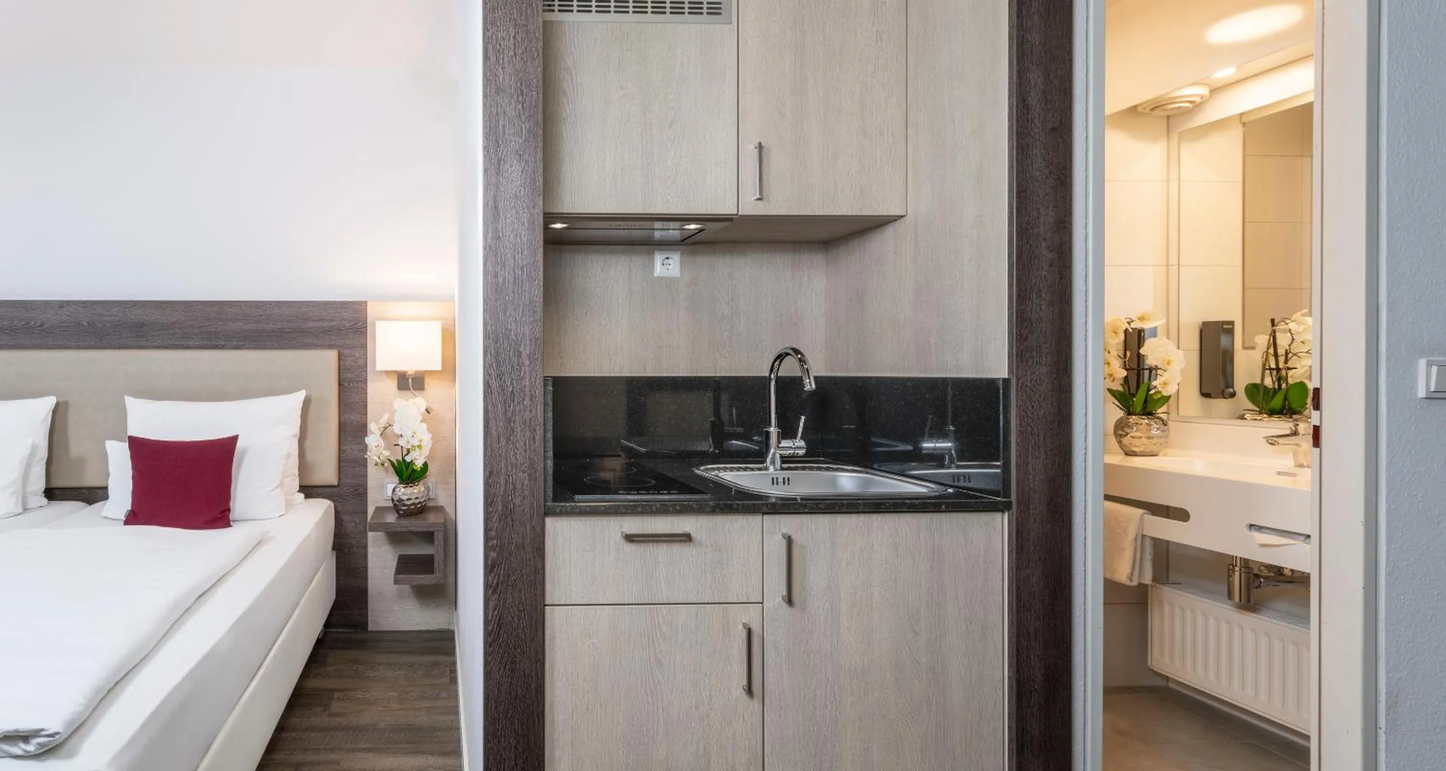 Kitchen or kitchenette, Bed in PLAZA INN Karlsruhe Nord