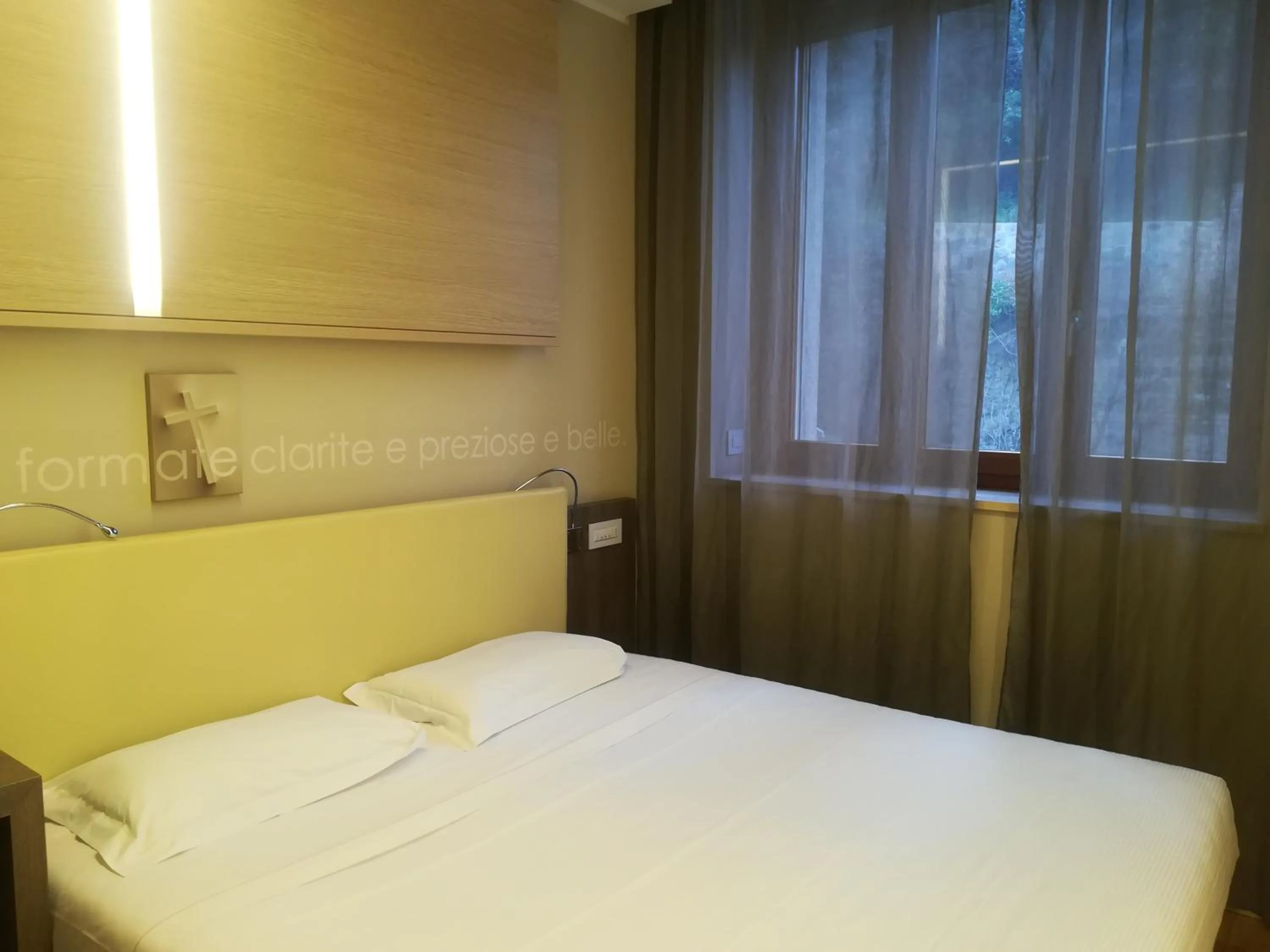 Shower, Bed in Hotel Il Cantico St. Peter