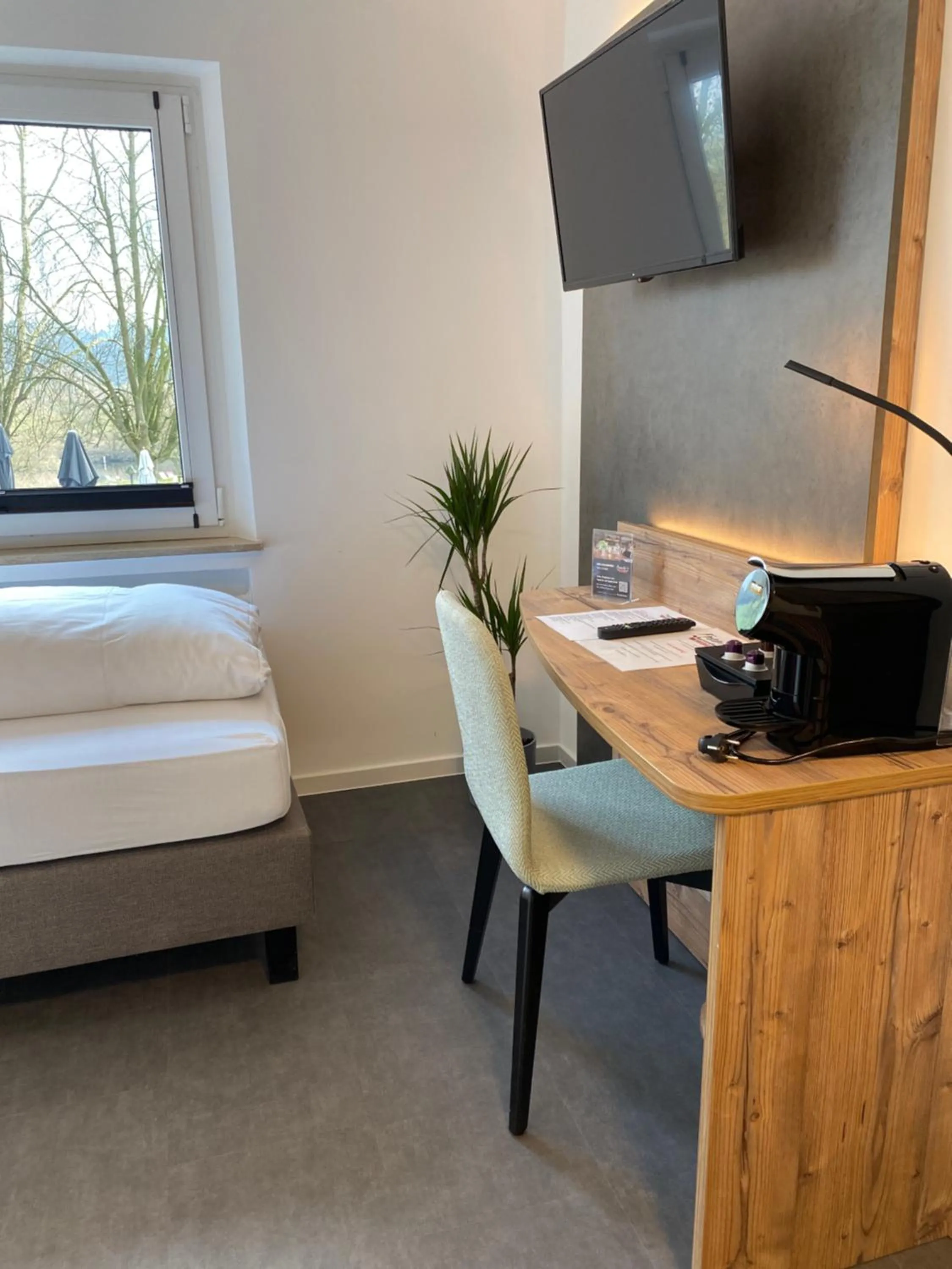 Photo of the whole room, Bed in Hotel Mintarder Wasserbahnhof