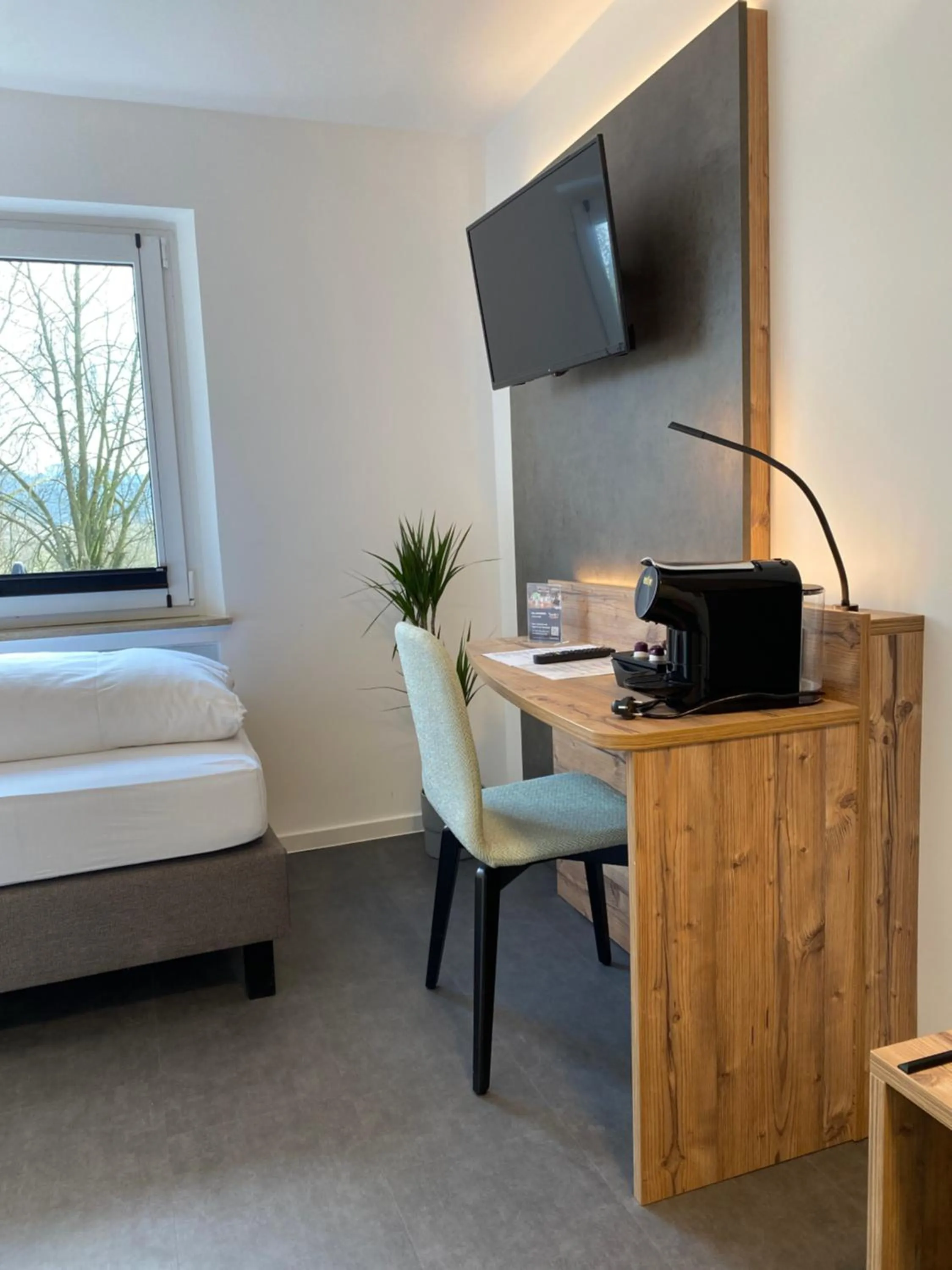 Photo of the whole room, Bed in Hotel Mintarder Wasserbahnhof