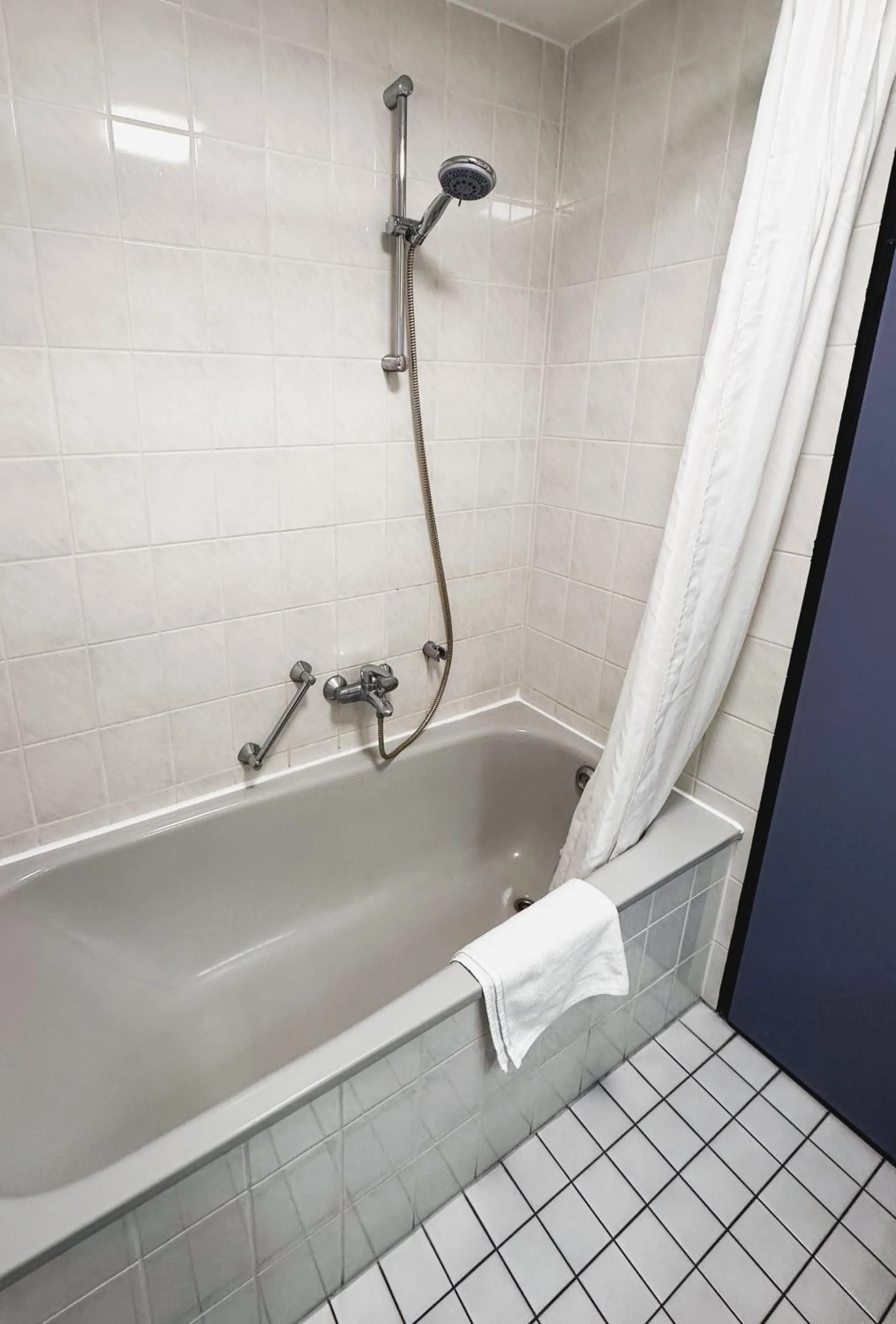 Bathroom in ACHAT Hotel Frankfurt Airport