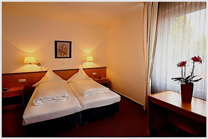 Bedroom, Bed in Hotel Zur Linde