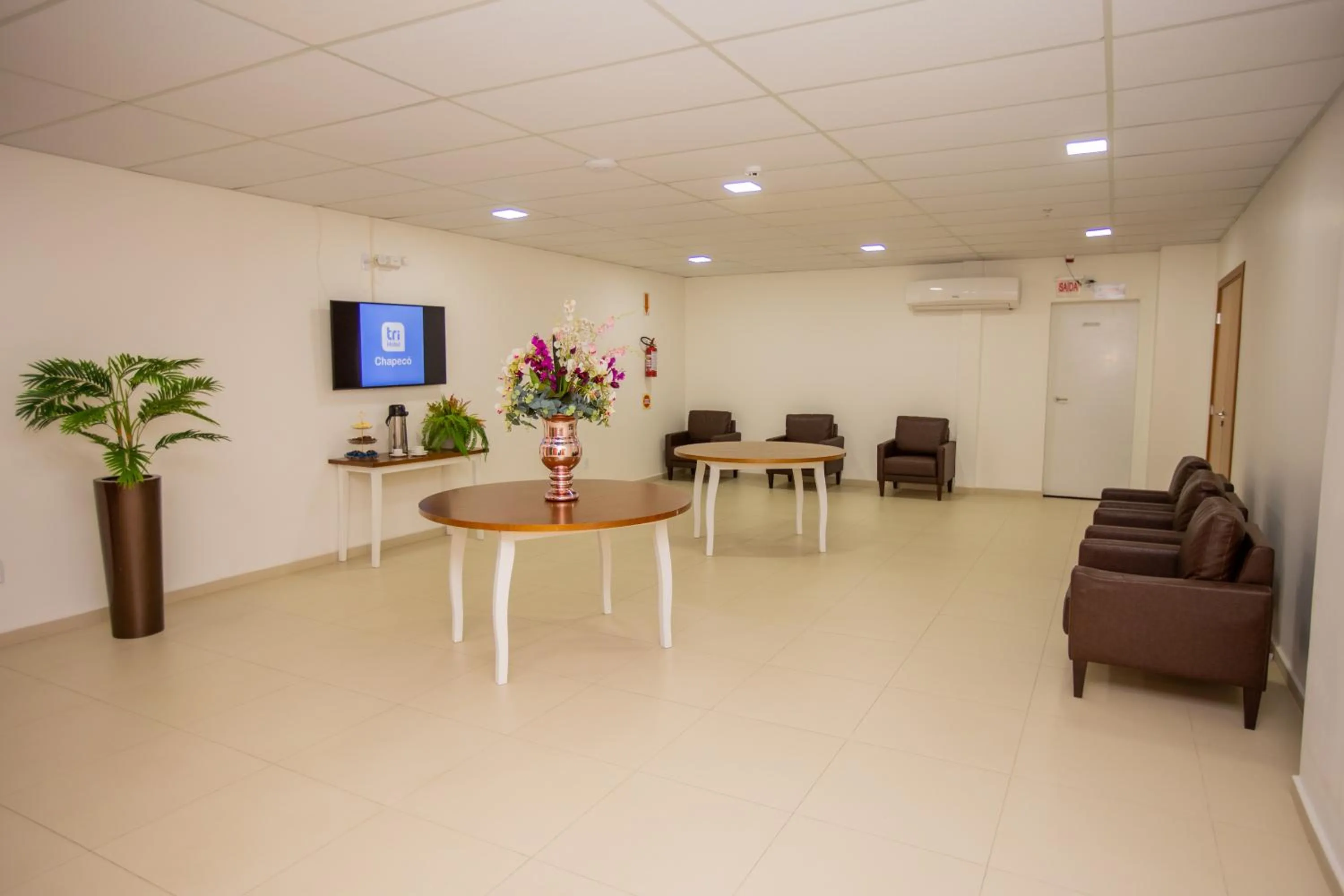 Communal lounge/ TV room in Tri Hotel Chapecó
