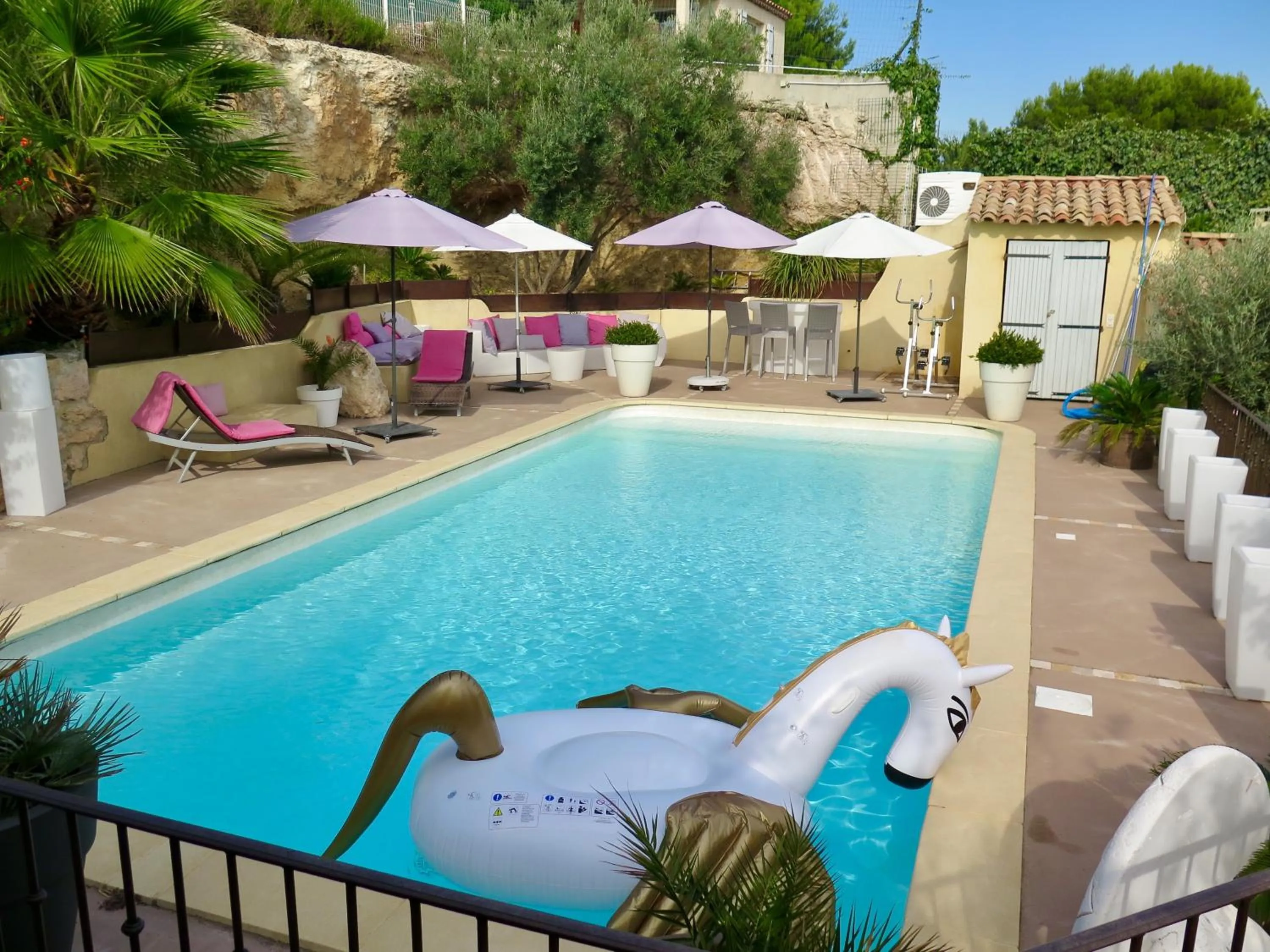 Swimming pool in Villa fiora chambre