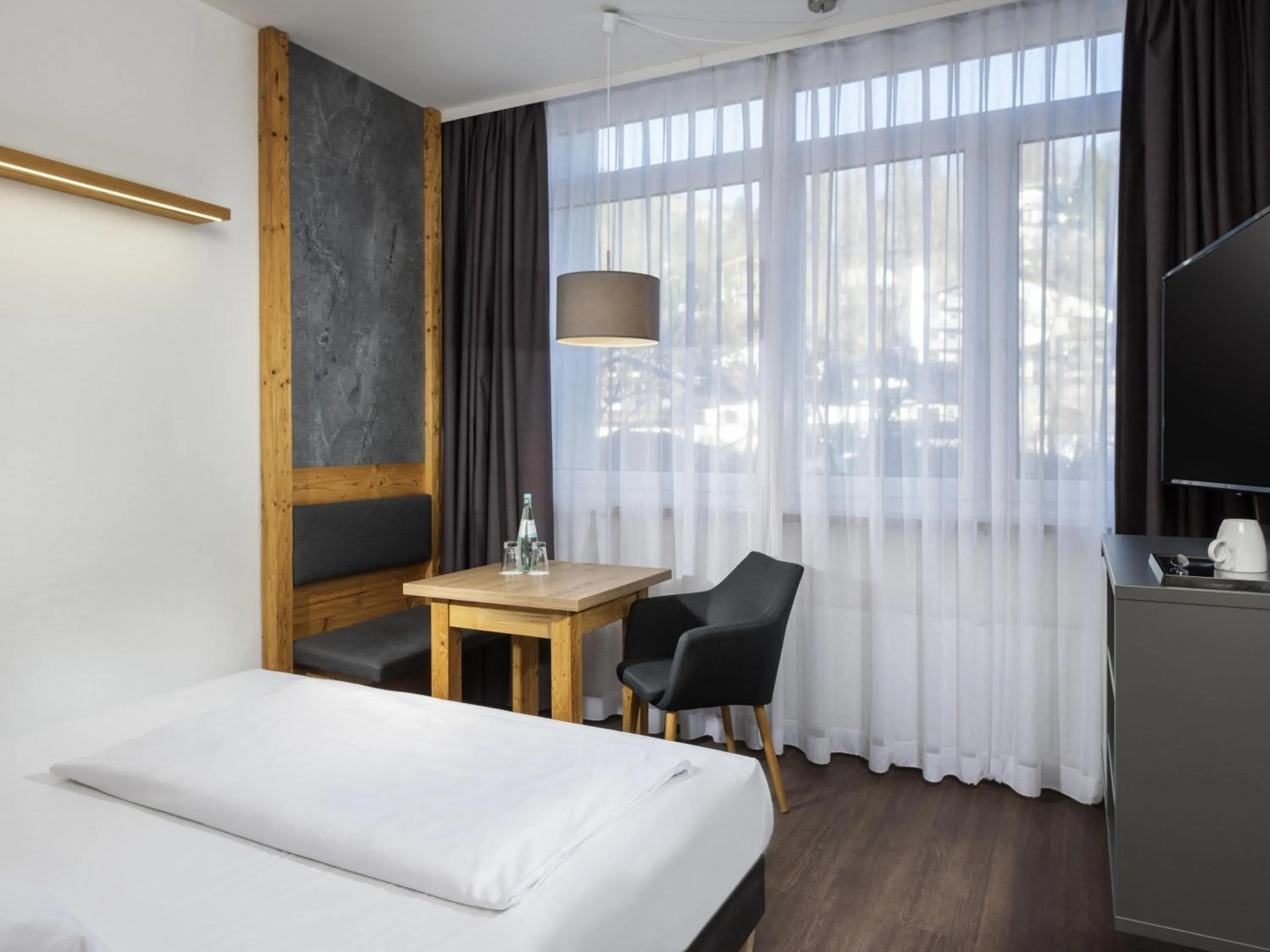 Bedroom, Bed in Mercure Hotel Garmisch Partenkirchen