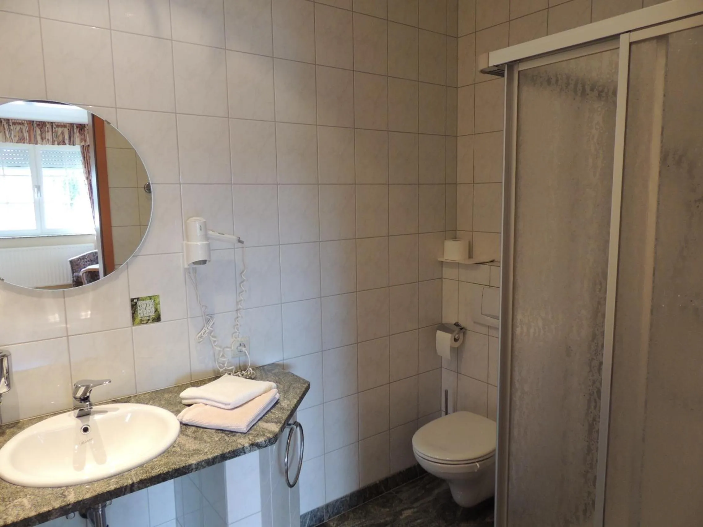 Bathroom in Hotel-Restaurant Zum Onkel Jonathan