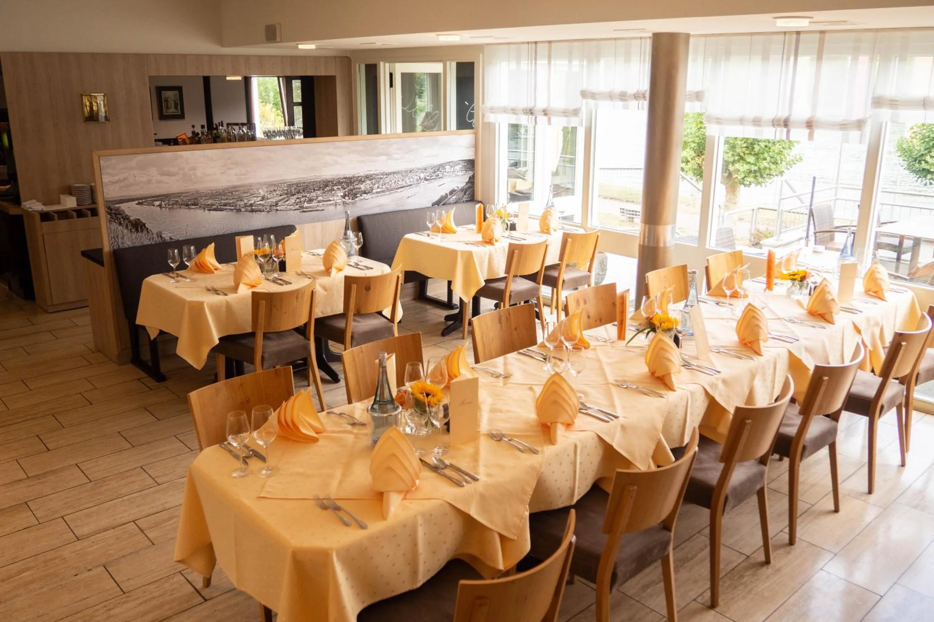 Restaurant/places to eat in Hotel Villa am Rhein