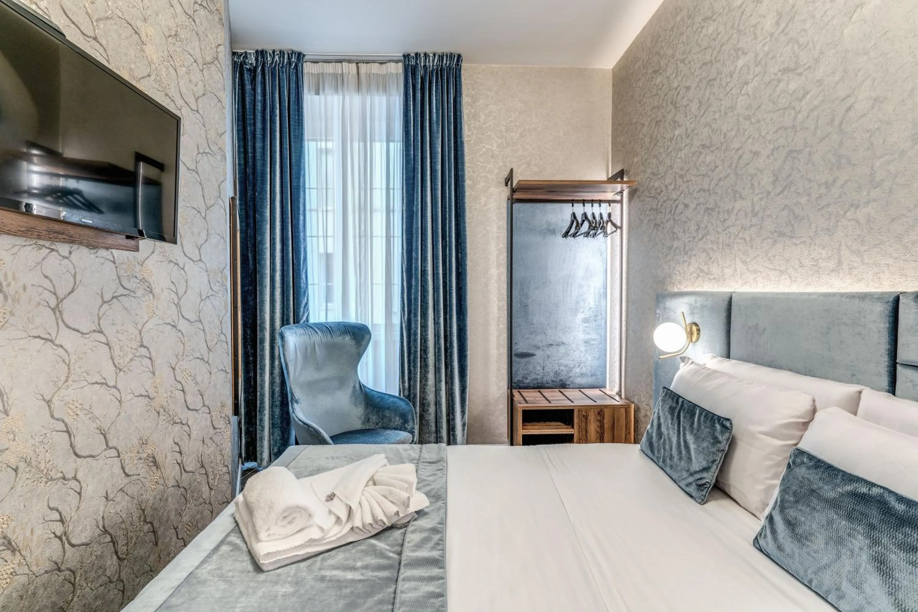 Photo of the whole room, Bed in Apollo Boutique Hotel