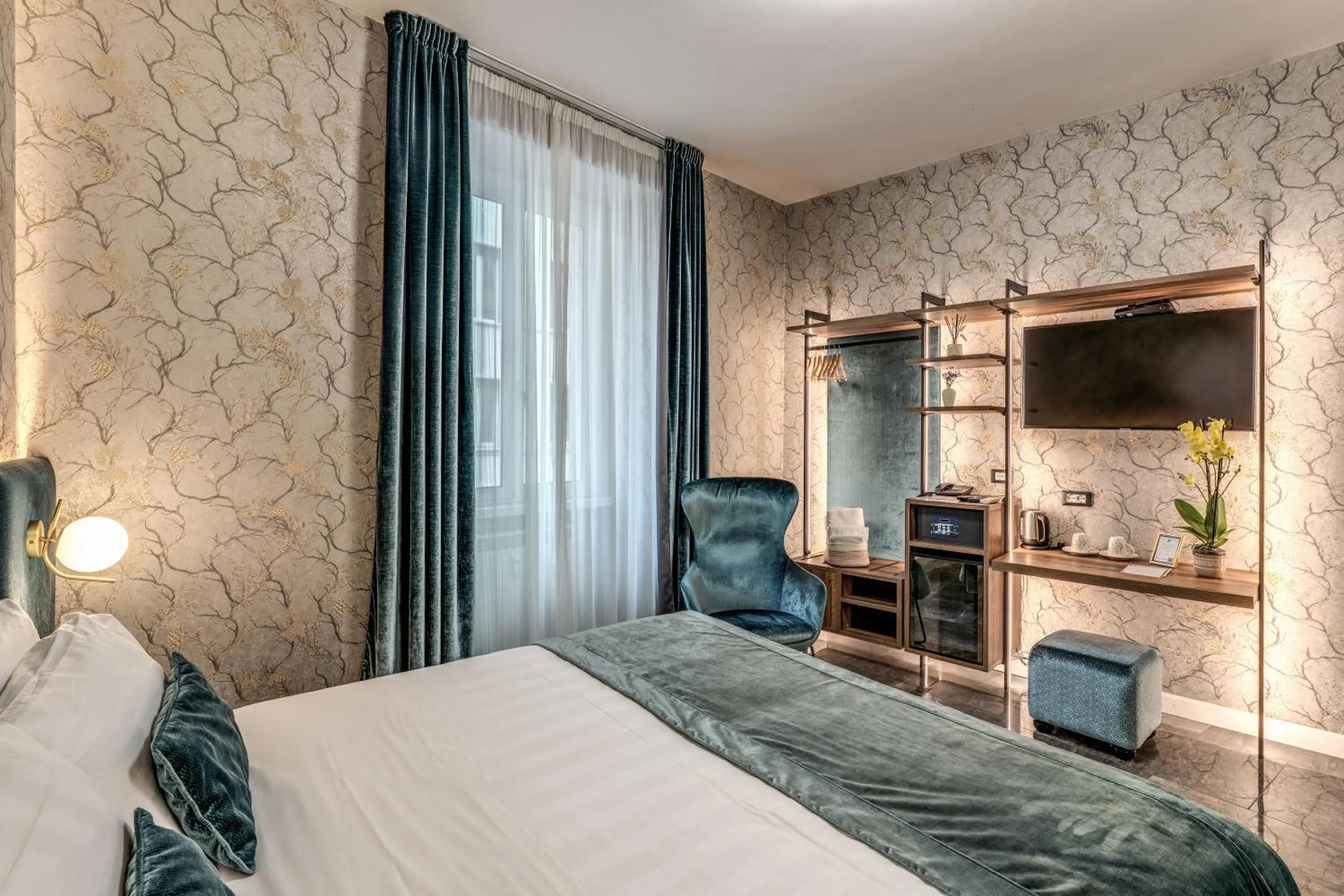 Photo of the whole room, Bed in Apollo Boutique Hotel