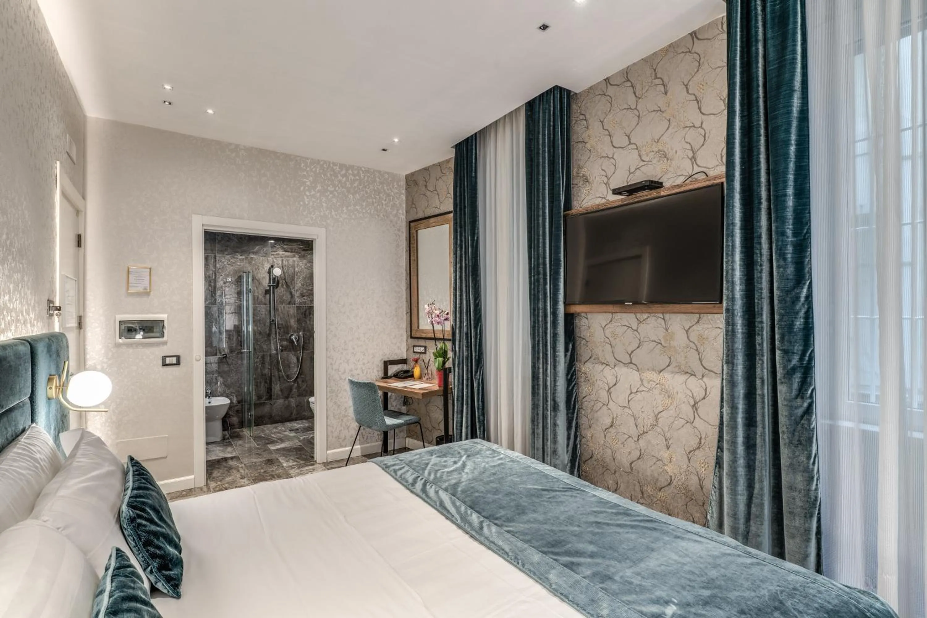 Photo of the whole room, Bed in Apollo Boutique Hotel