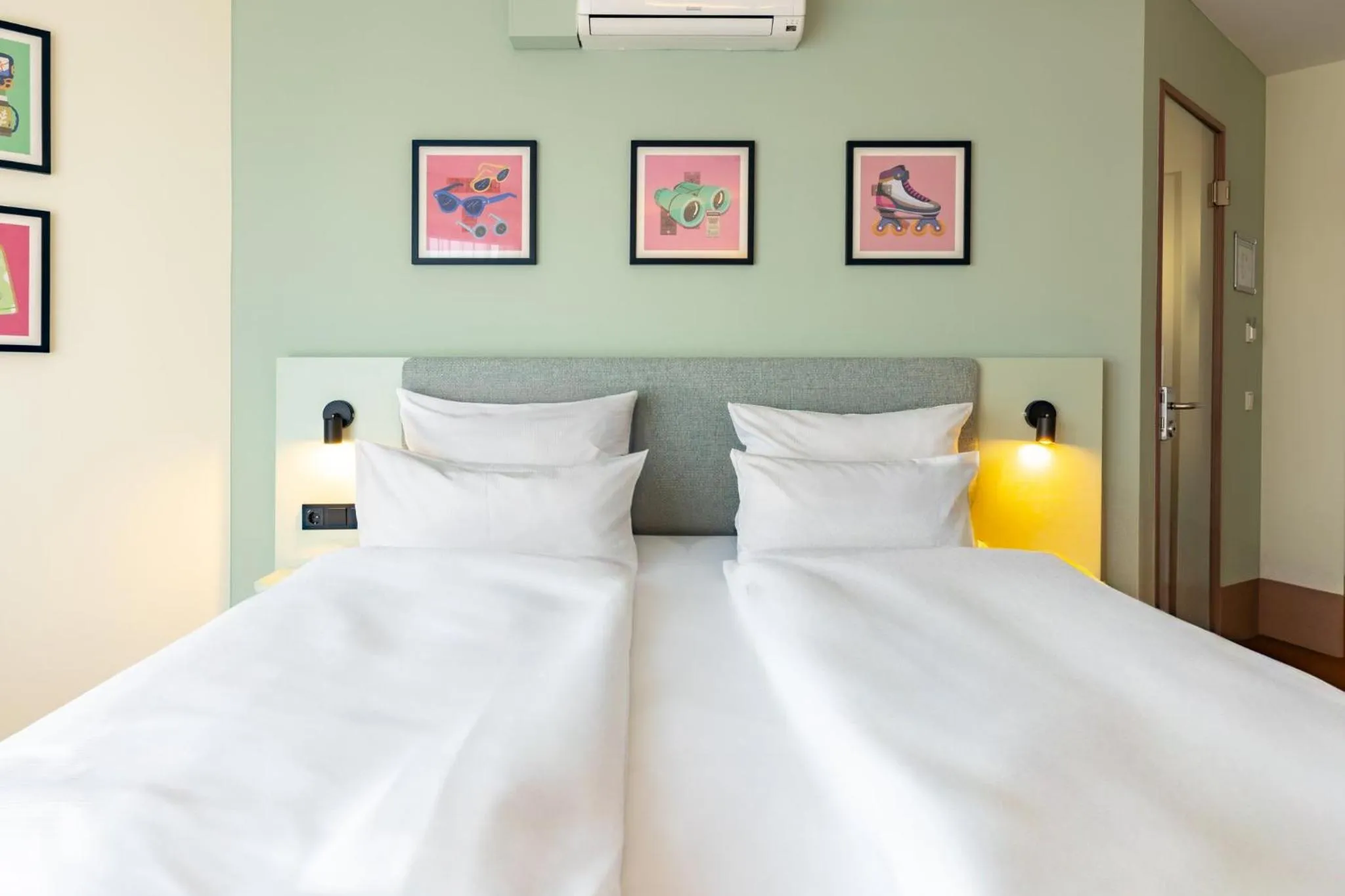 Photo of the whole room, Bed in Garner Hotel Oberhausen