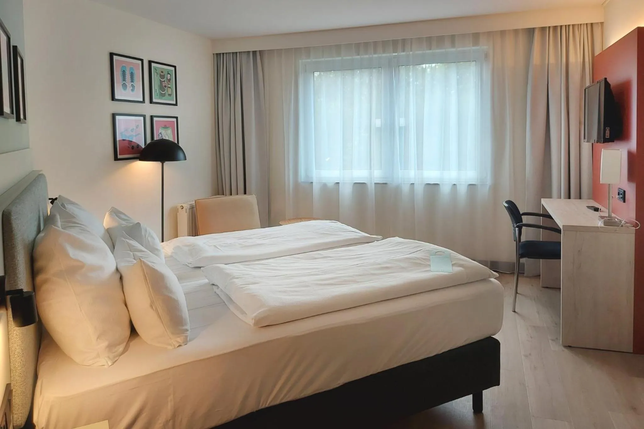 Photo of the whole room, Bed in Garner Hotel Oberhausen