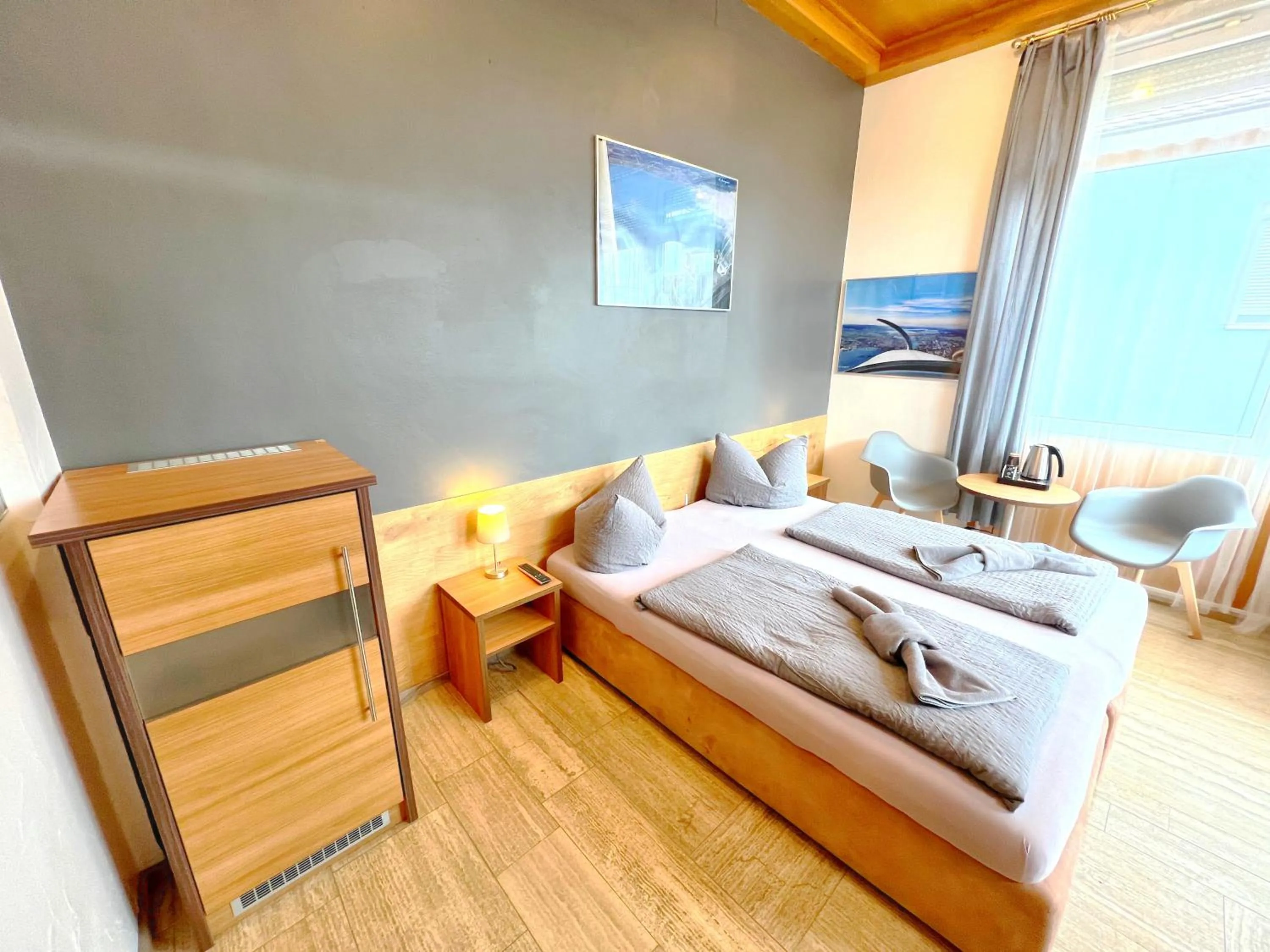 Photo of the whole room, Bed in BnB Fliegerhaeusle Hagnau 24h Self Check In