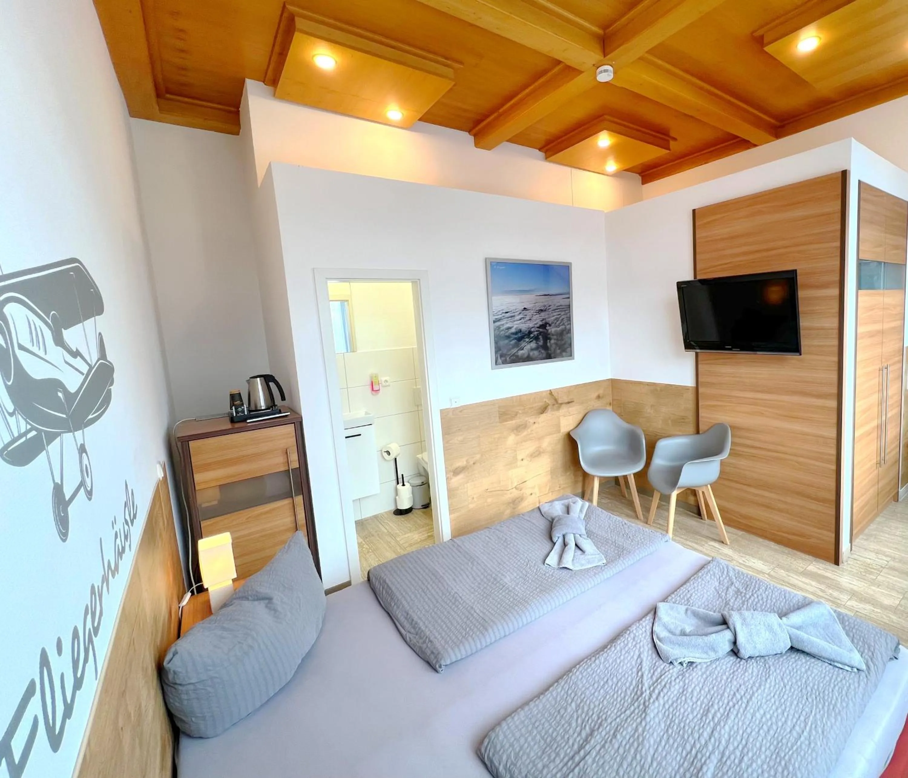 Photo of the whole room, Bed in BnB Fliegerhaeusle Hagnau 24h Self Check In