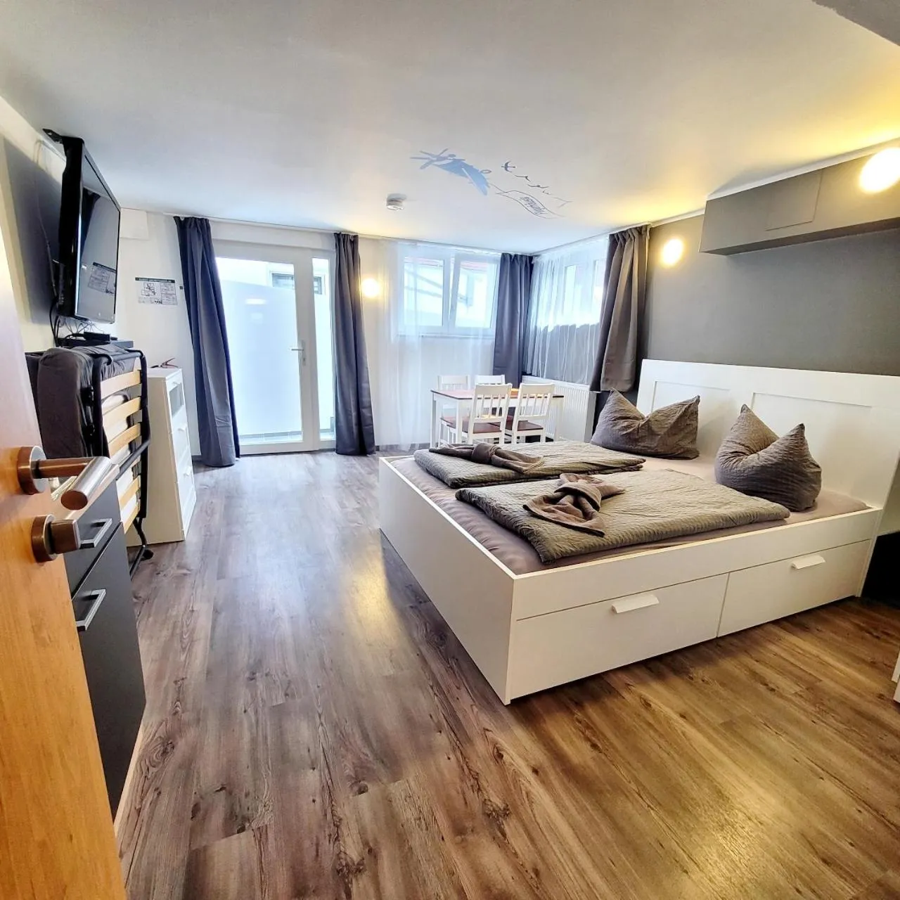 Photo of the whole room in BnB Fliegerhaeusle Hagnau 24h Self Check In