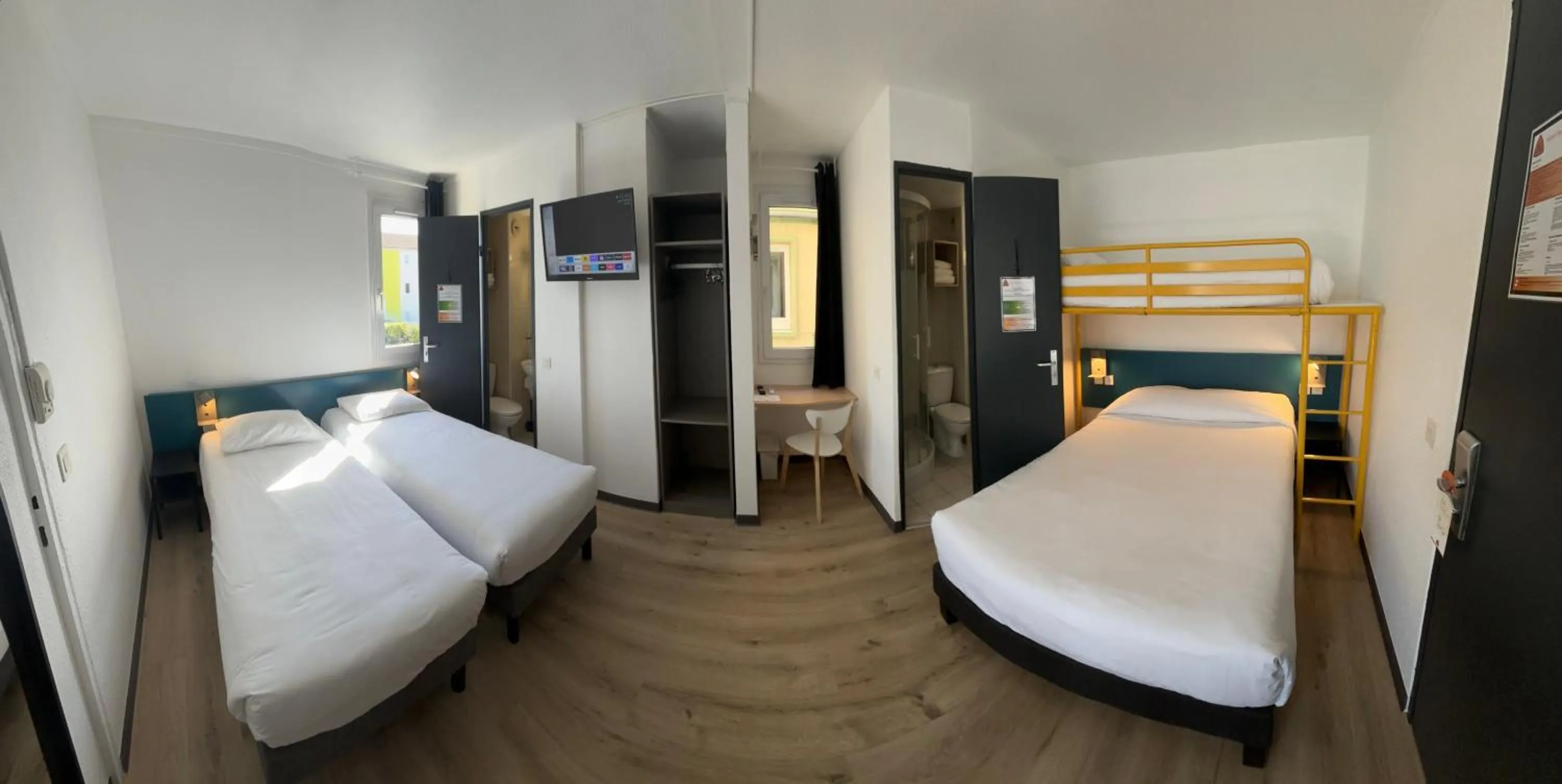 Photo of the whole room, Bed in Face West Le Pontet